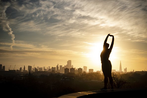 Une femme qui fait du yoga.| Photo : Gett Images