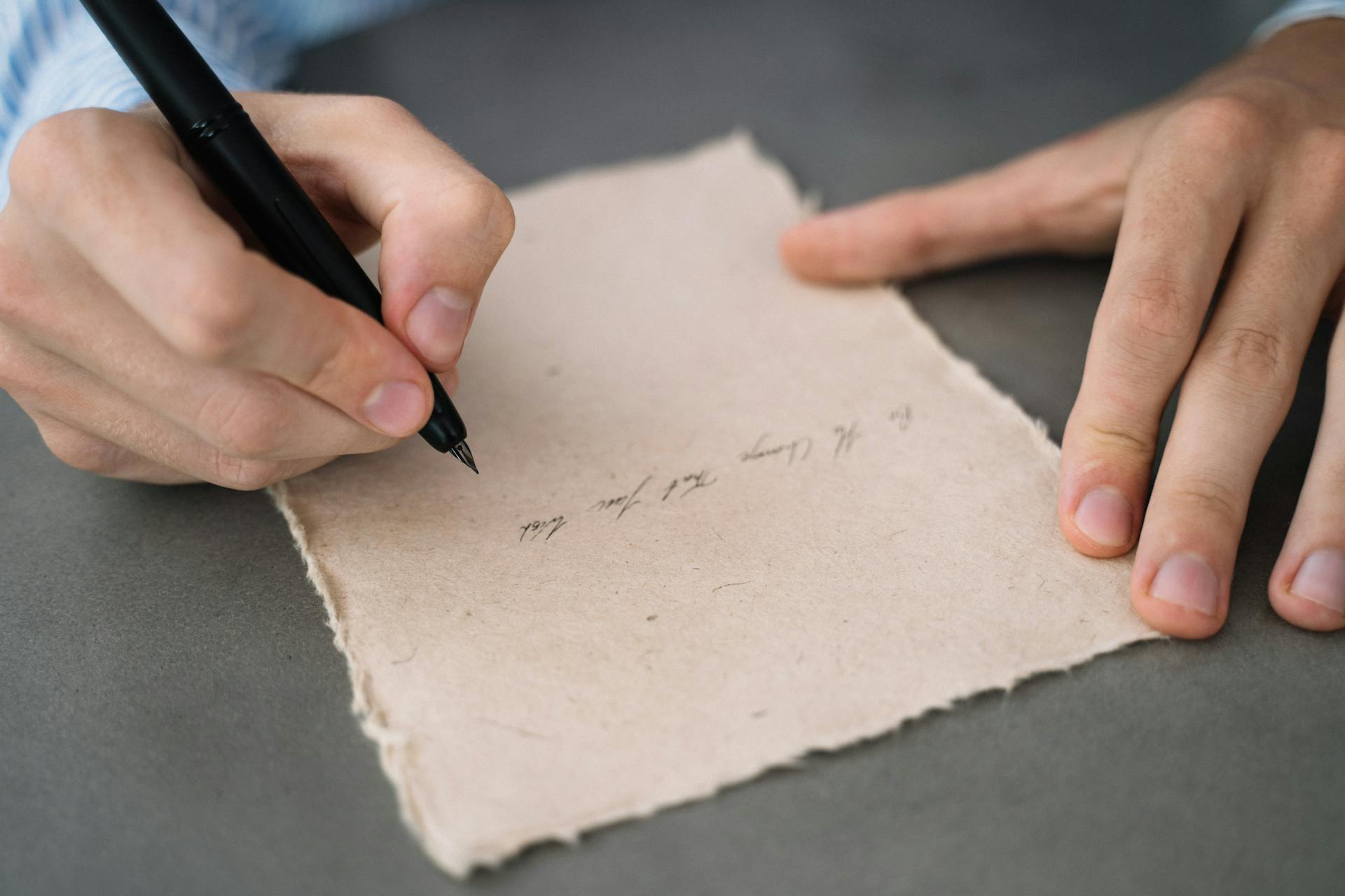 Un homme qui écrit une lettre | Source : Pexels