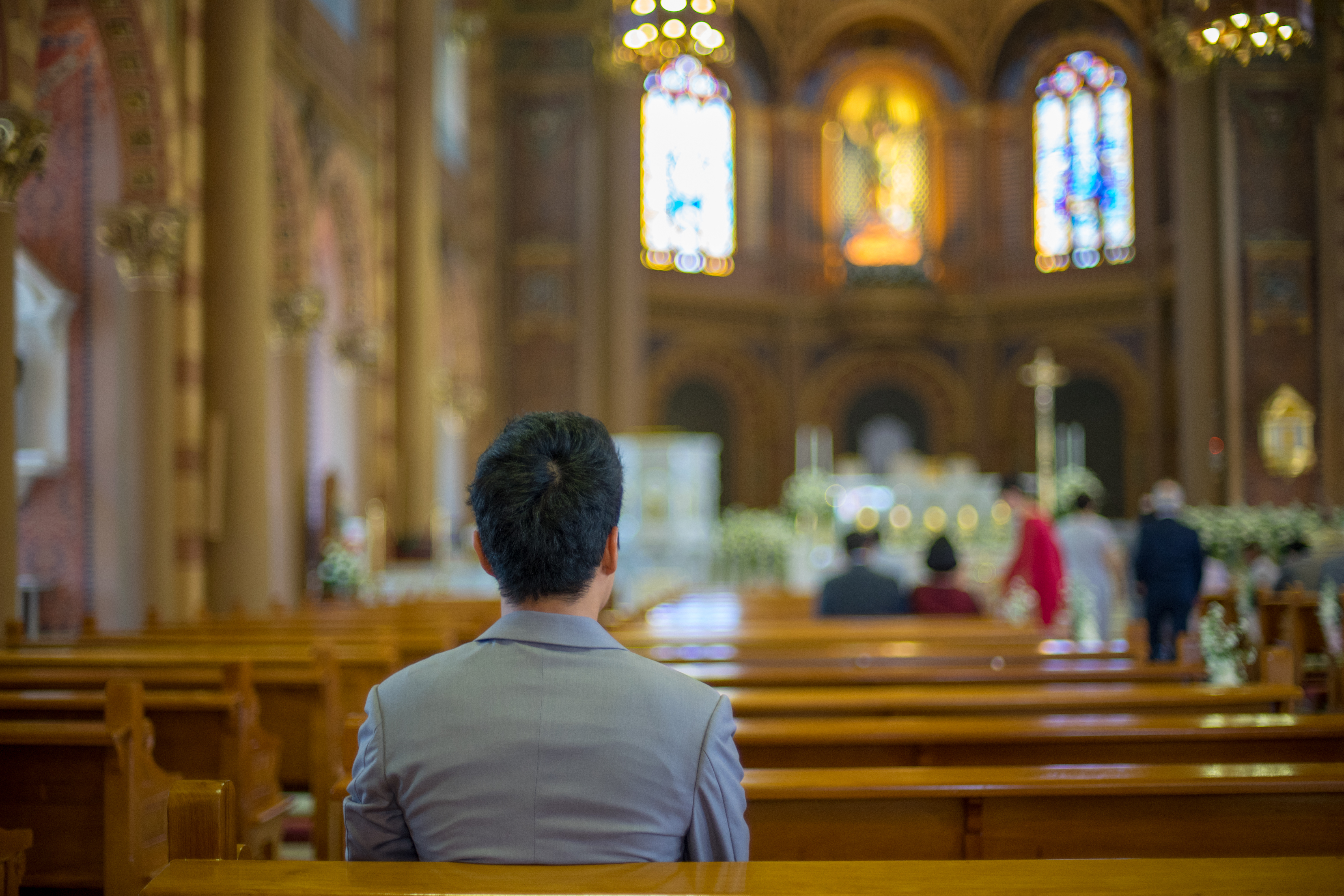 Un jeune homme est assis à l'église | Source : Shutterstock