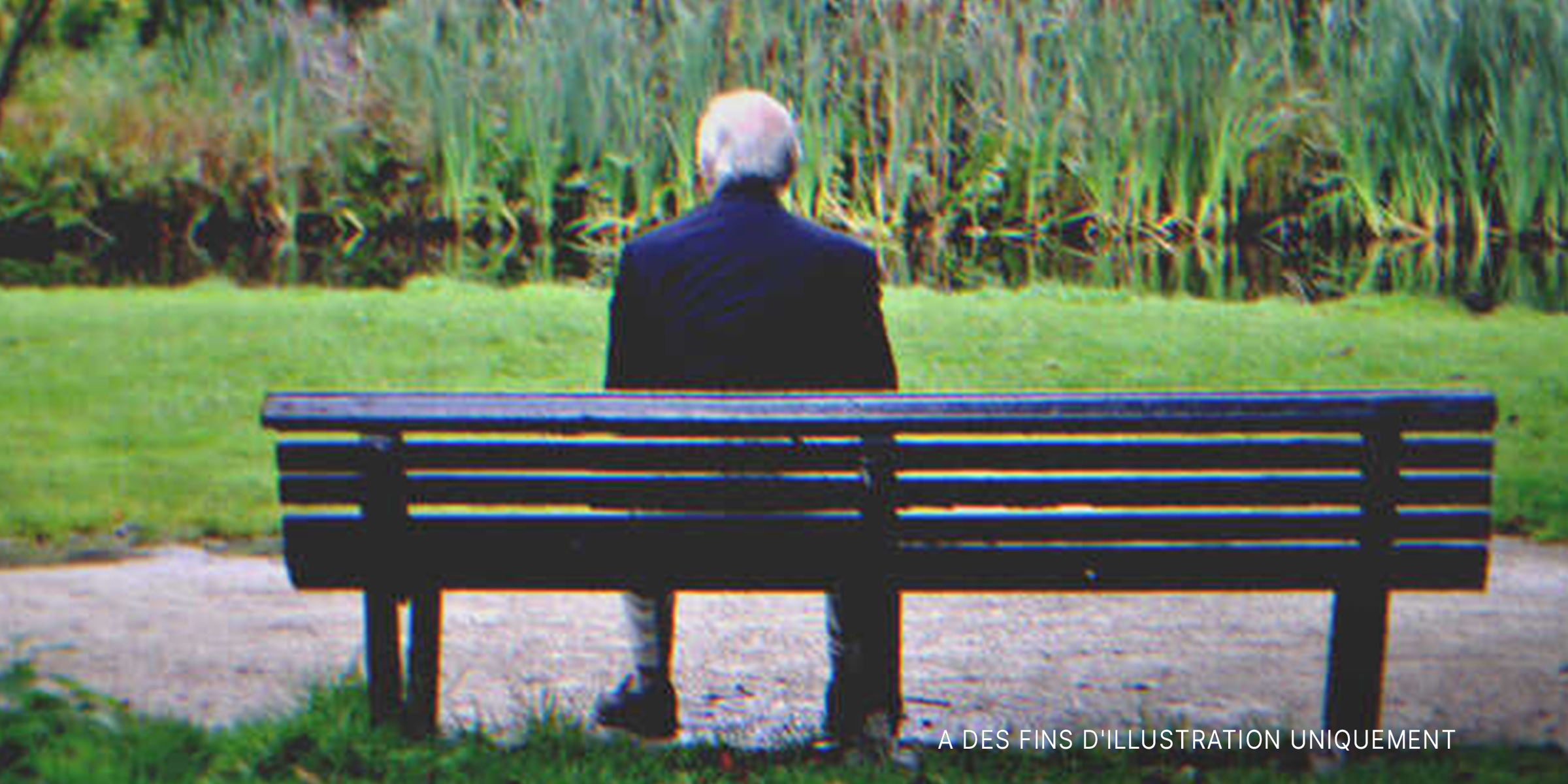 Un homme âgé assis sur un banc | Source : Getty Images