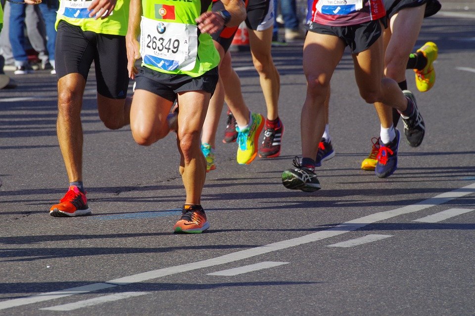 Des gens en train de courir le marathon. | photo : Pixabay