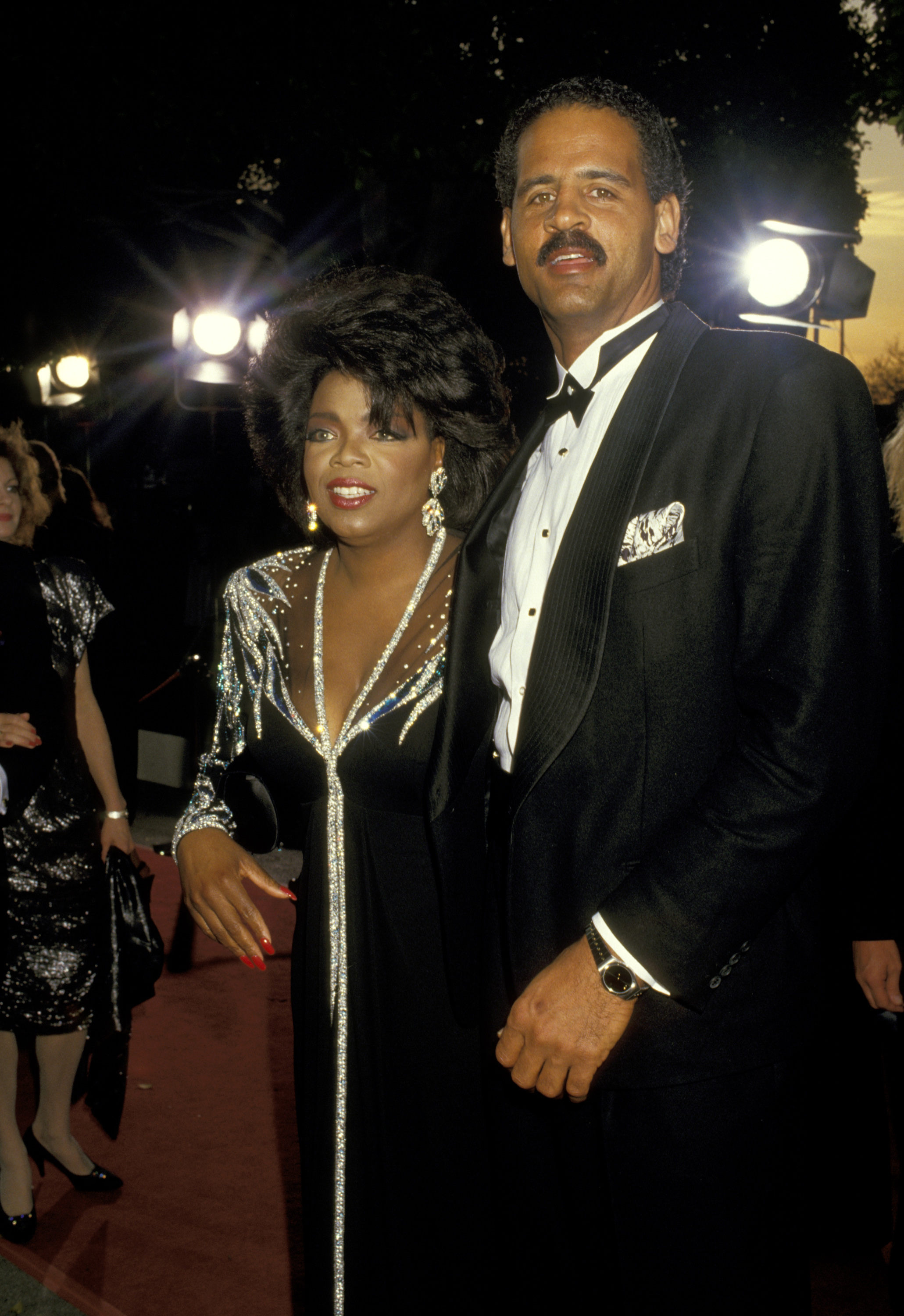 Oprah Winfrey et son partenaire Stedman Graham au Shrine Auditorium le 30 mars 1987 à Los Angeles, Californie | Source : Getty Images