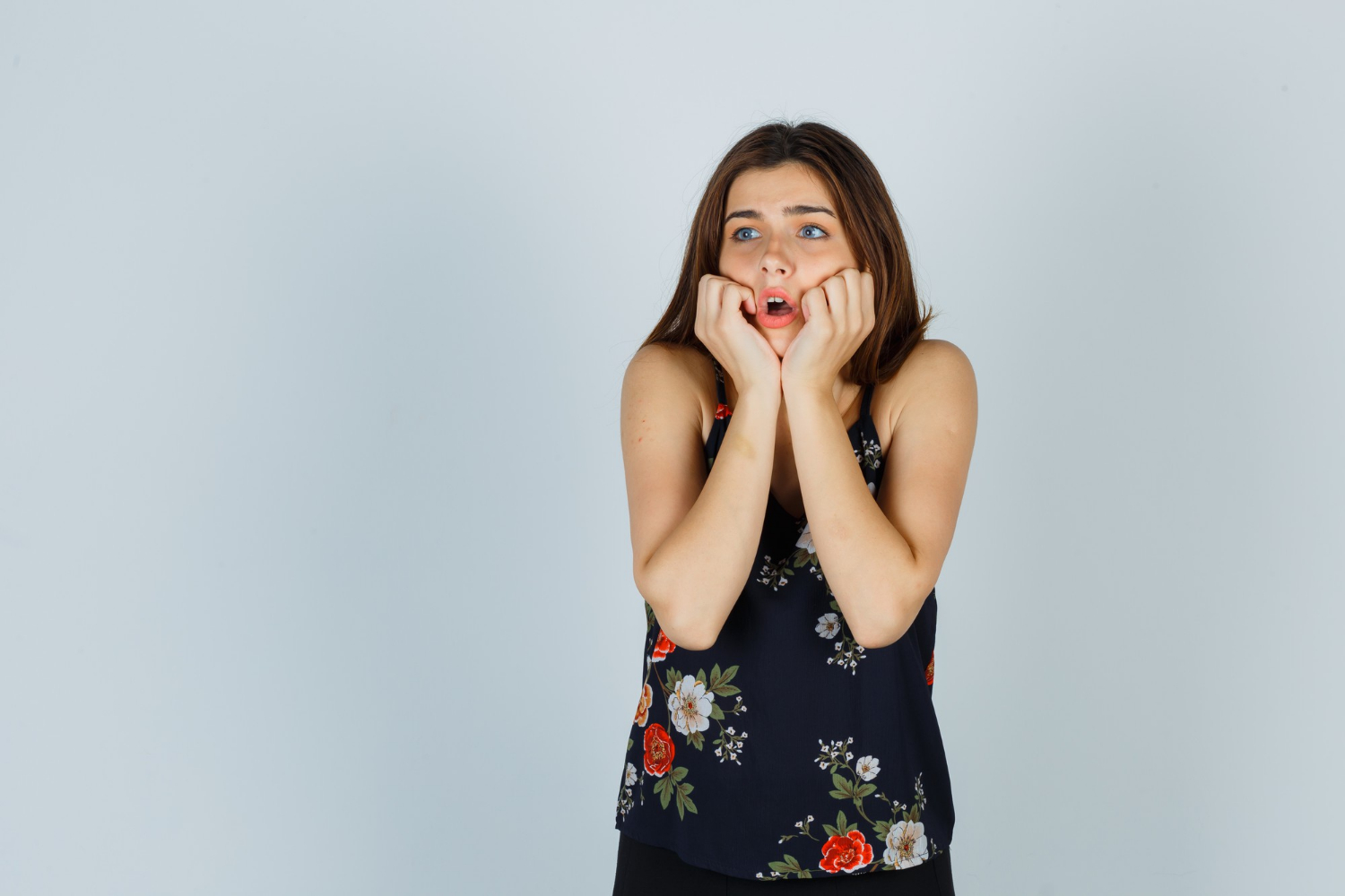 Une femme secouée | Source : Freepik