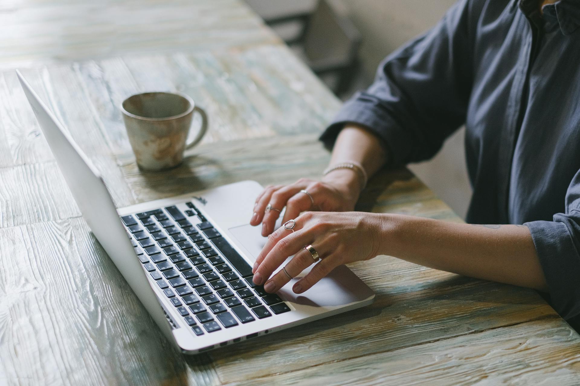 Une femme utilisant un ordinateur portable | Source : Pexels