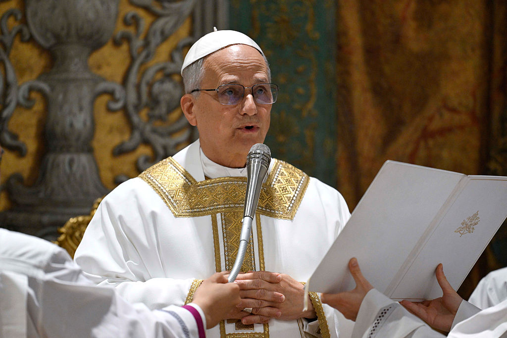 Le cardinal américain Robert Francis Prevost préside sa première messe en tant que pape Léon XIV avec les cardinaux dans la chapelle Sixtine à l'issue du conclave, le 09 mai 2025 au Vatican.