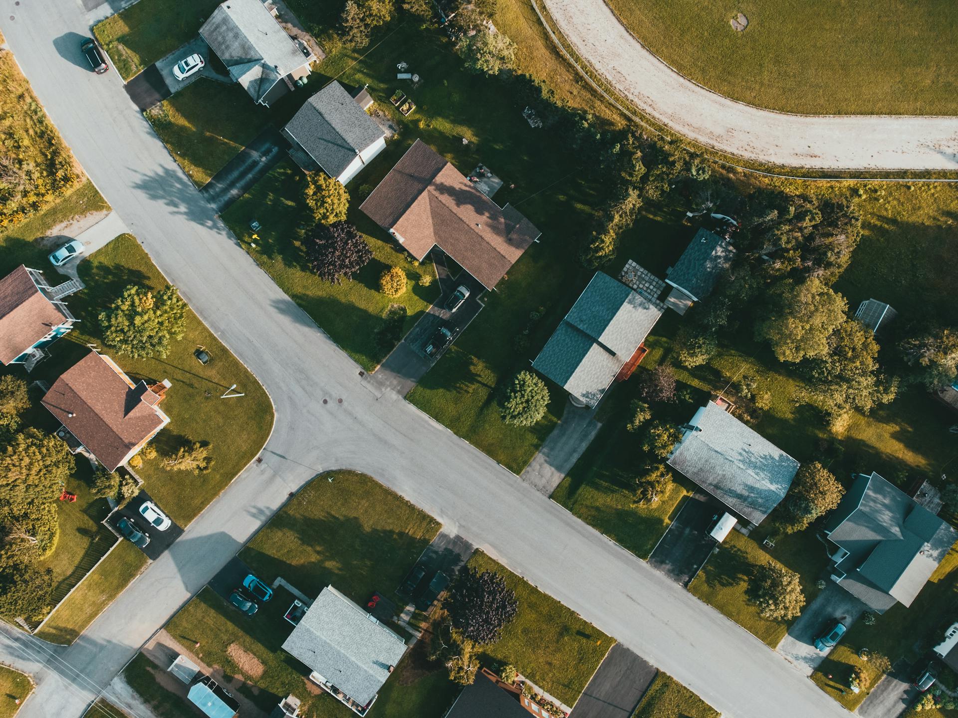 Une vue aérienne d'un quartier | Source : Pexels