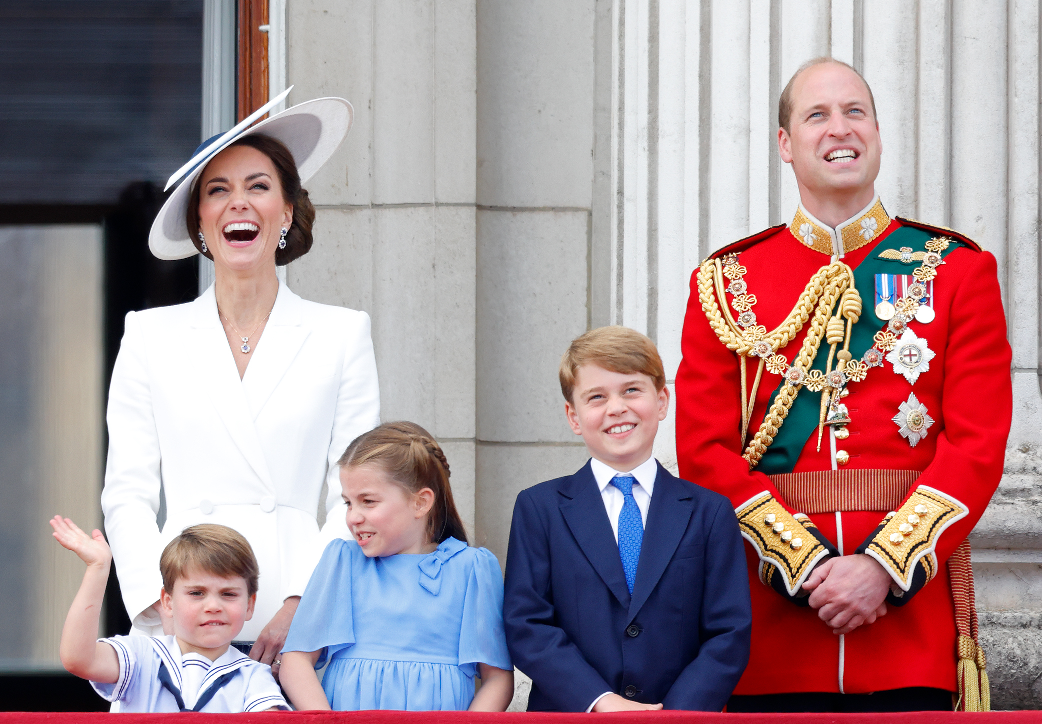 Le prince Louis, Kate Middleton, la princesse Charlotte, le prince George et le prince William regardent un défilé aérien depuis le balcon du palais de Buckingham lors de Trooping the Color, le 2 juin 2022 à Londres, en Angleterre. | Source : Getty Images
