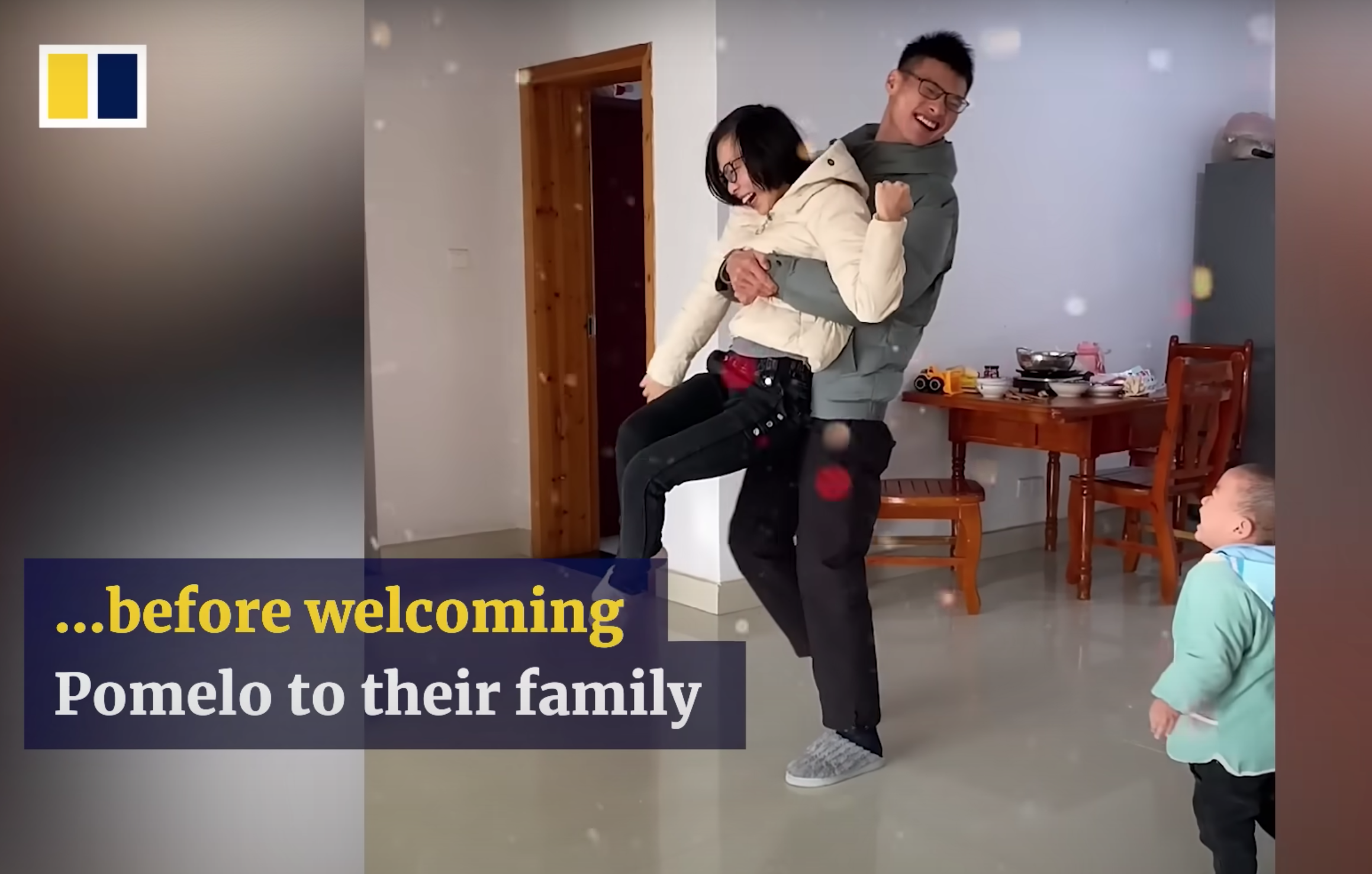 Les parents de Pomelo essaient de vivre le plus normalement possible. | Source : Youtube.com/South China Morning Post