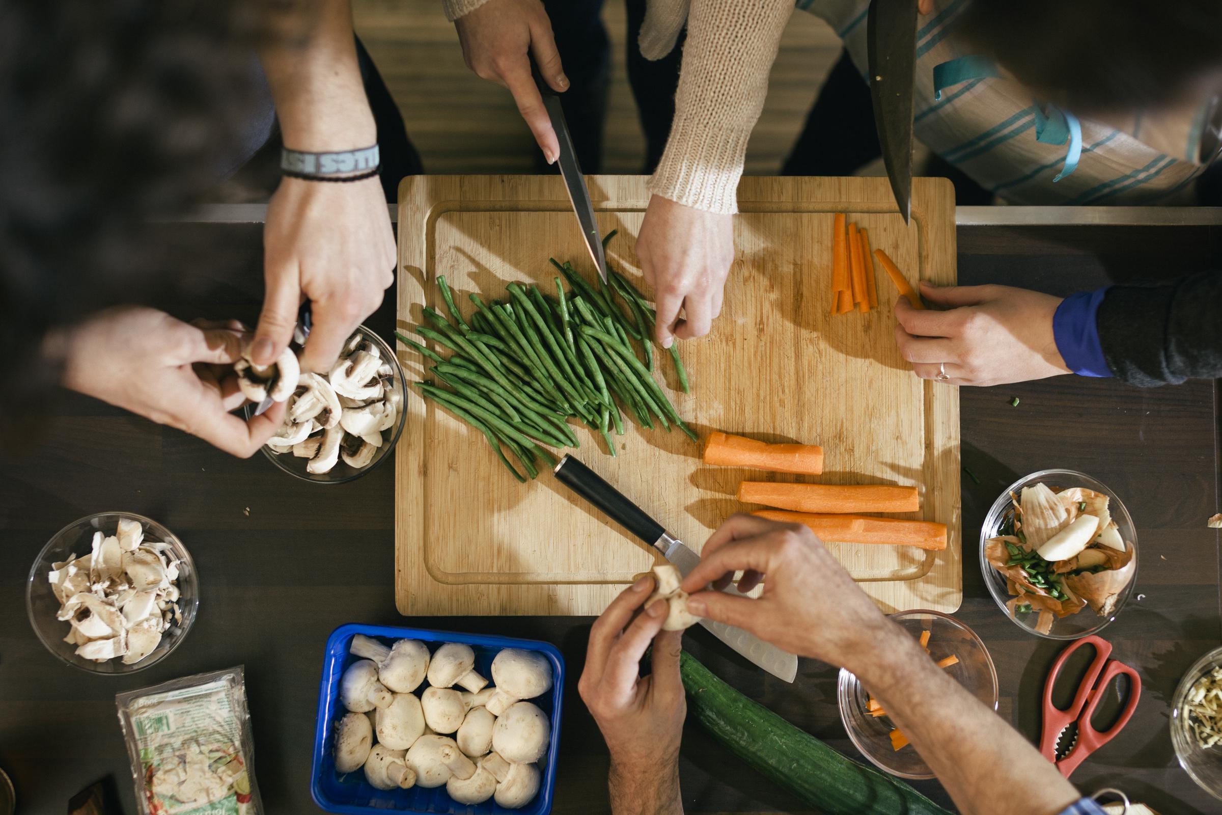 Pas besoin d'être un as de la cuisine pour donner un coup de main pour le dîner. Laver les légumes, doser les ingrédients ou préparer des accompagnements, voilà des façons simples de partager la tâche. | Source : Getty Images.