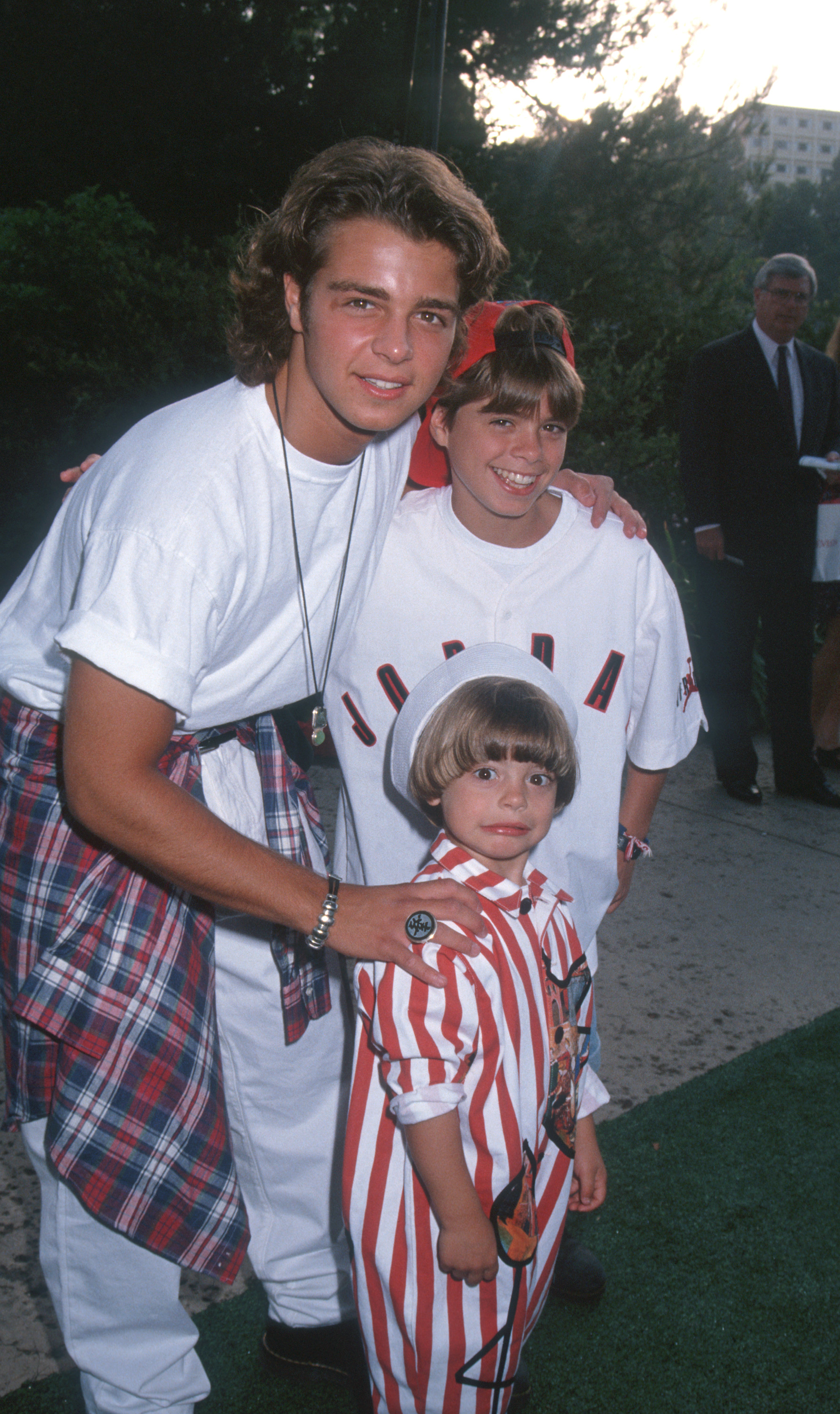 Joey, Andrew et Matthew Lawrence photographiés à la soirée "An Evening At The Net" le 3 août 1992 | Source : Getty Images