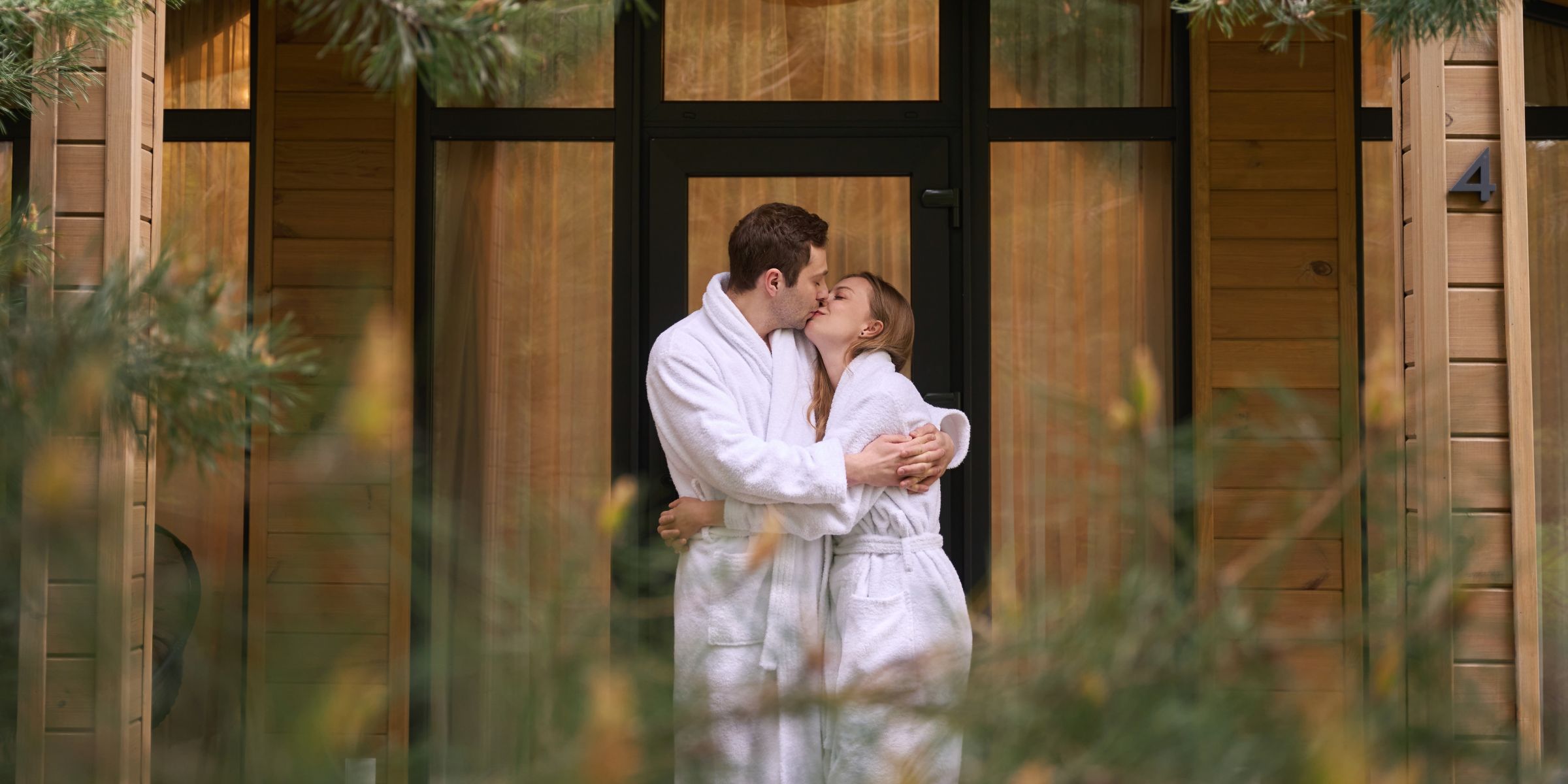 Couple s'embrassant | Source : Shutterstock