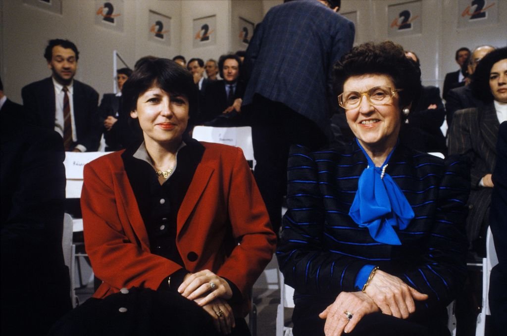 Martine Aubry et sa mère Marie assistent à l'émission L'heure de vérité avec leur père et leur mari Jacques Delors, Paris, 23 janvier 1990. | Photo : Getty Images