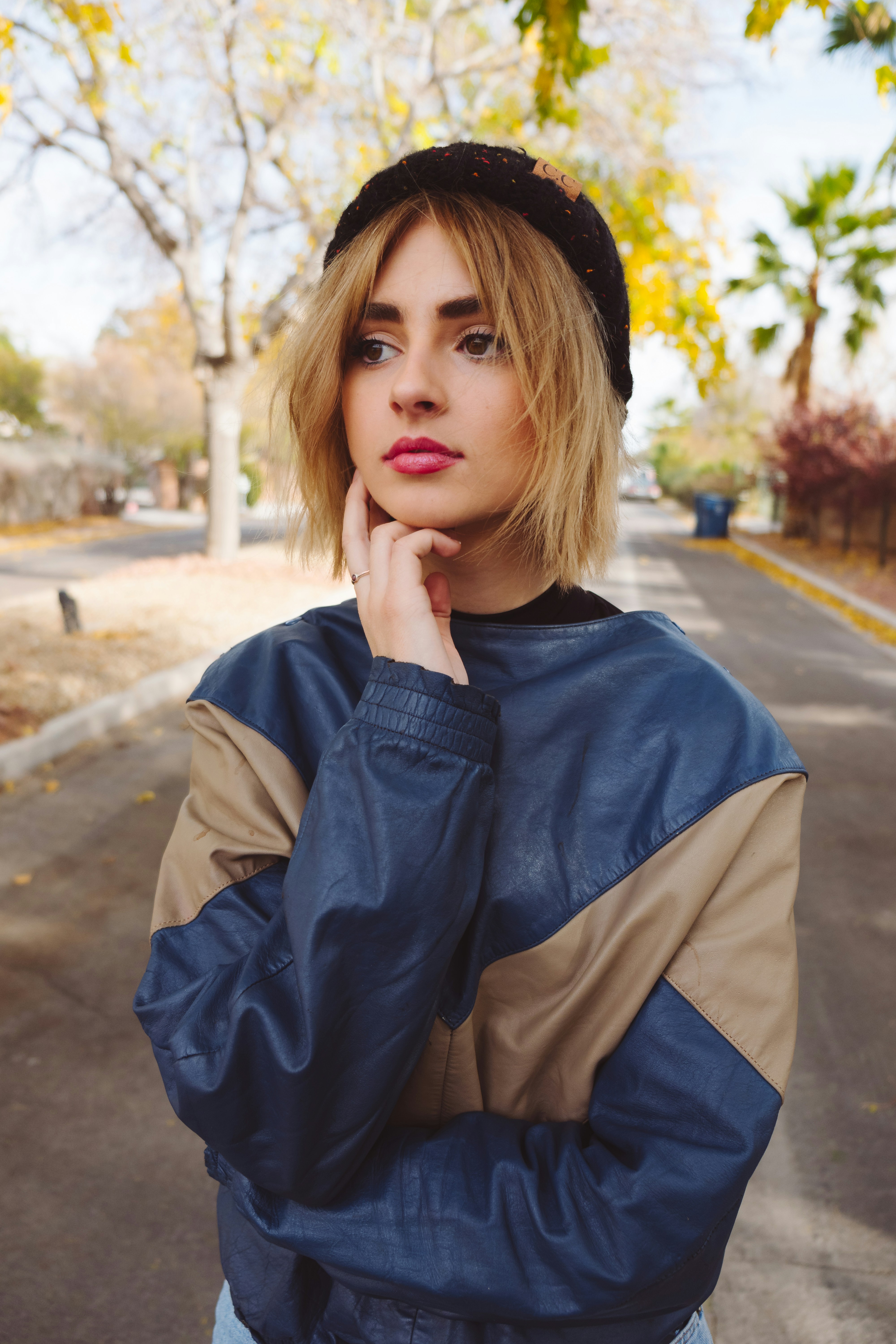 Une jeune femme debout à l'extérieur | Source : Unsplash