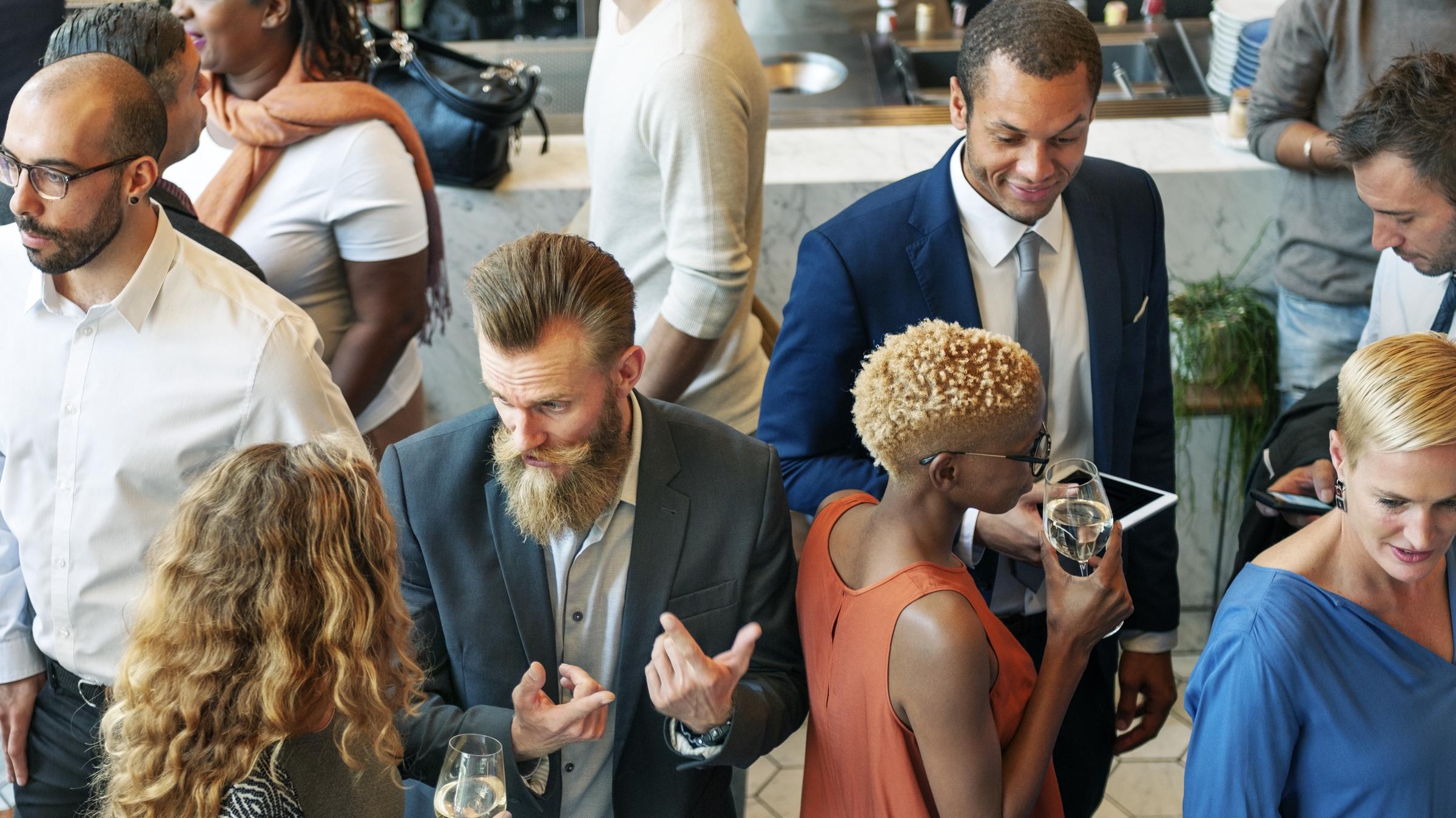 Des gens se rassemblent pendant que d'autres quittent une fête | Source : Freepik