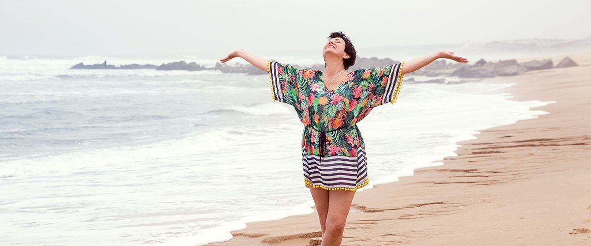 Une femme portant une robe de plage. l Source : Shutterstock