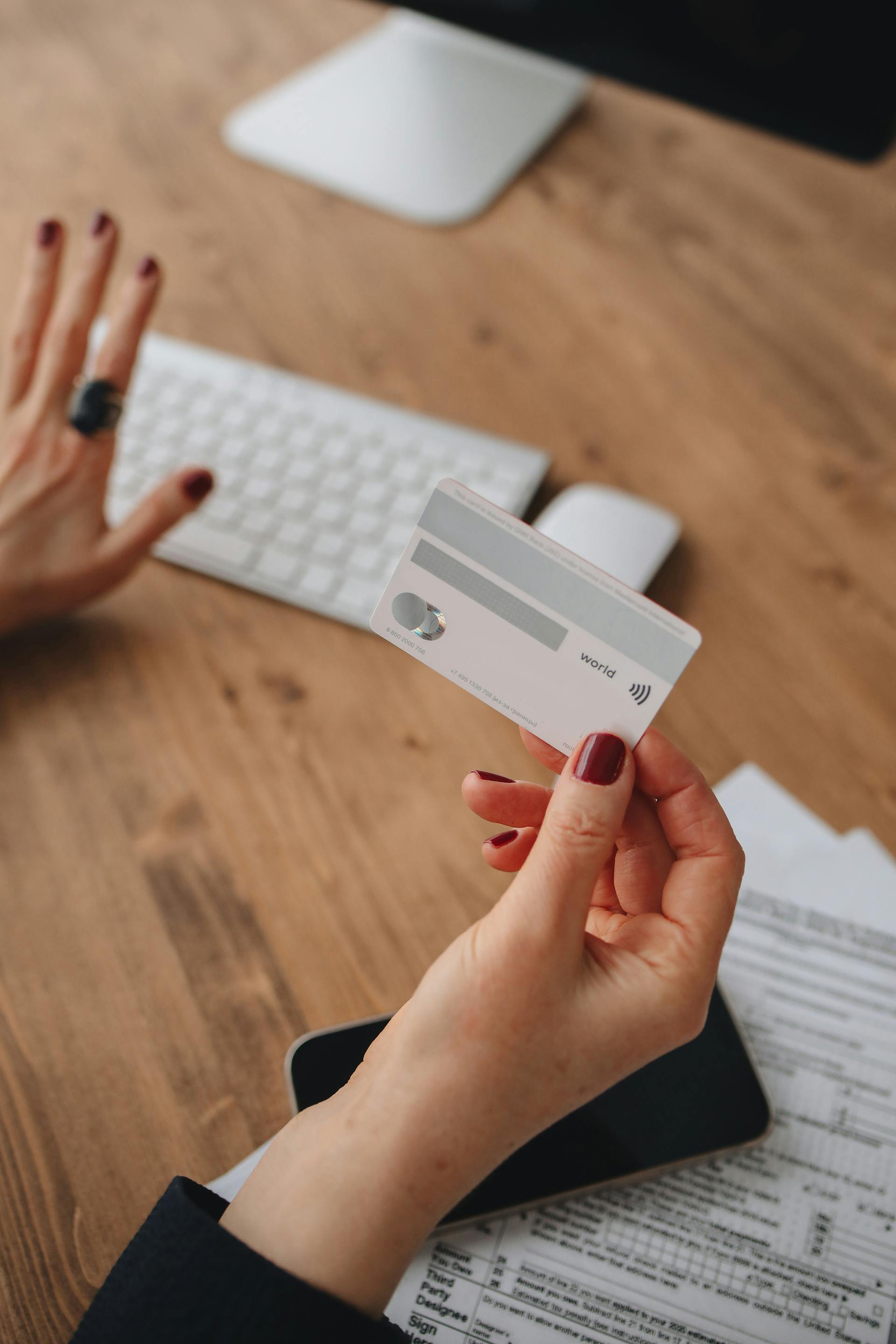 Une femme tenant une carte de crédit | Source : Pexels