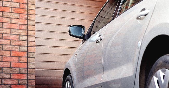 Un véhicule devant un garage.| Photo : Shutterstock