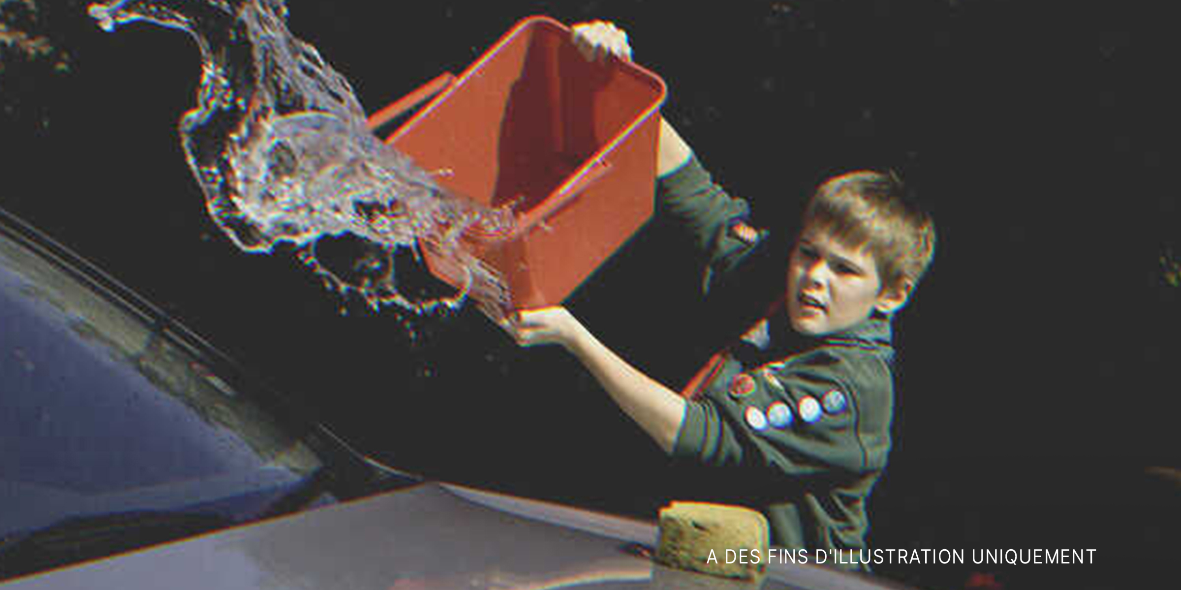 Un garçon en train de laver une voiture | Source : Getty Images