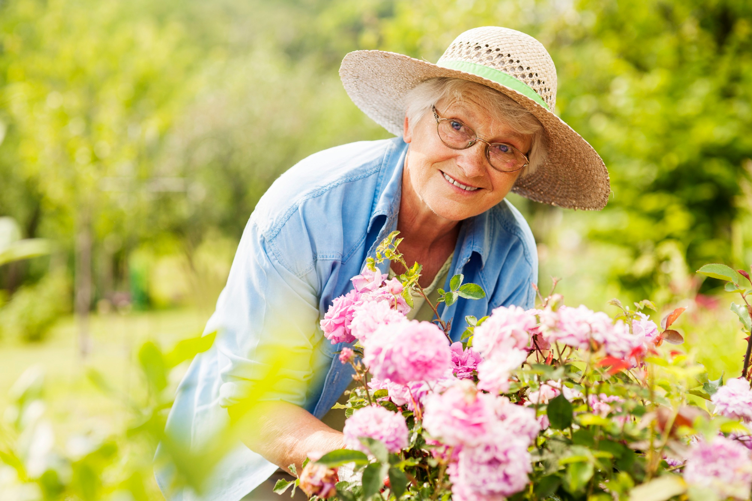 Une femme âgée dans son jardin | Source : Freepik