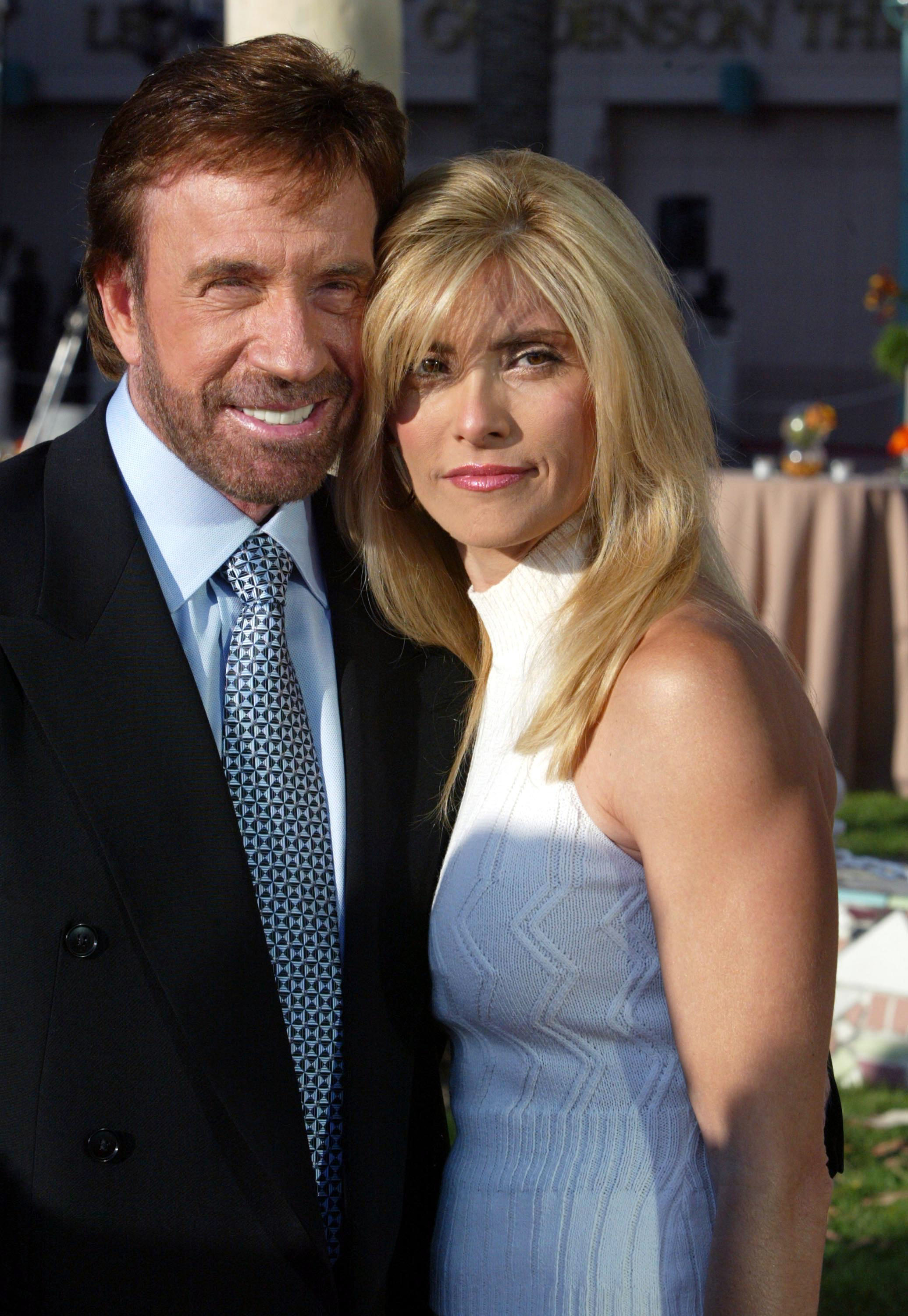 Chuck Norris et Gena O'Kelly arrivent à la cérémonie du Hall of Fame de l'Académie des arts et des sciences de la télévision à North Hollywood, Californie, le 26 juin 2004. | Source : Getty Images