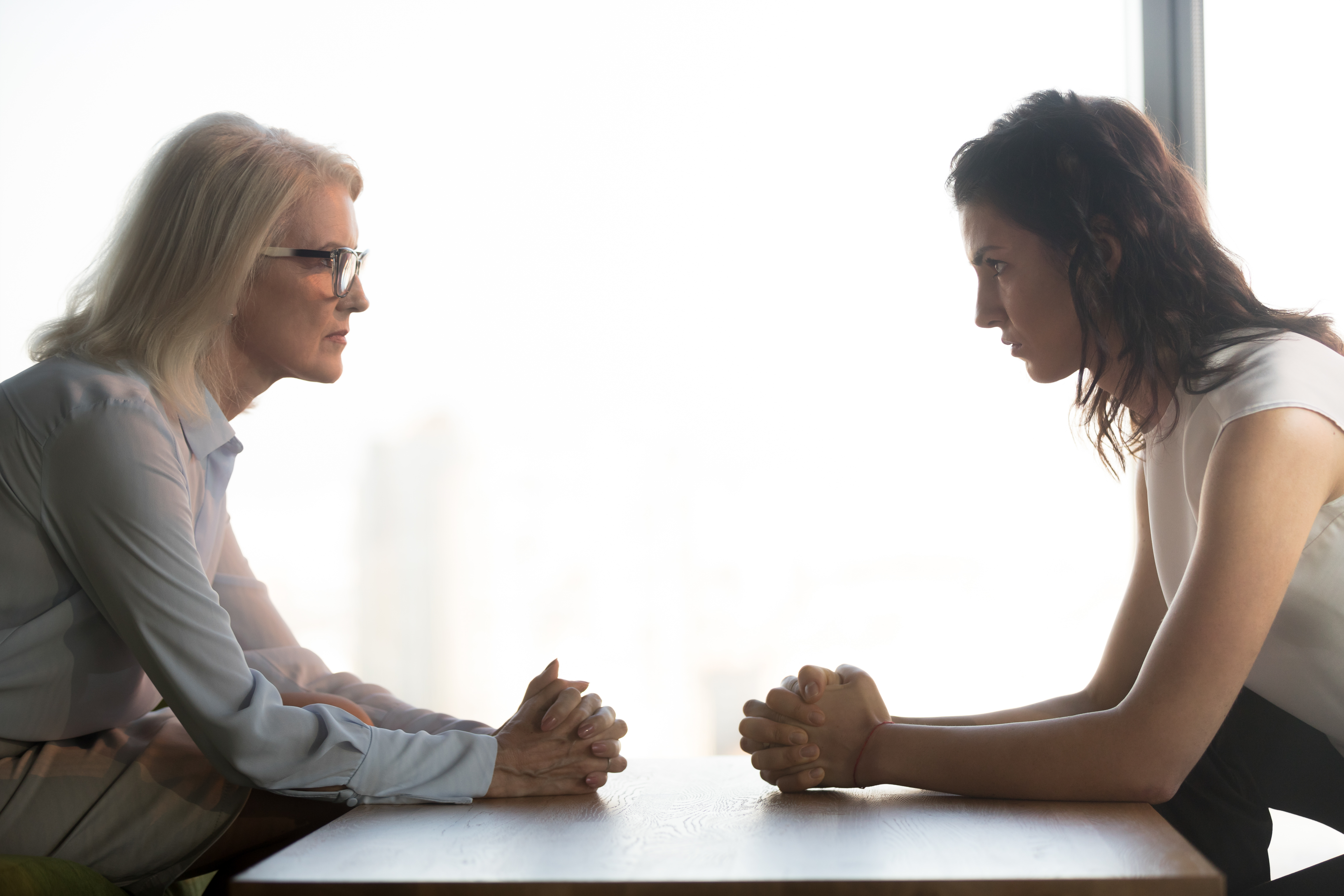 Deux femmes se regardant avec colère | Source : Shutterstock