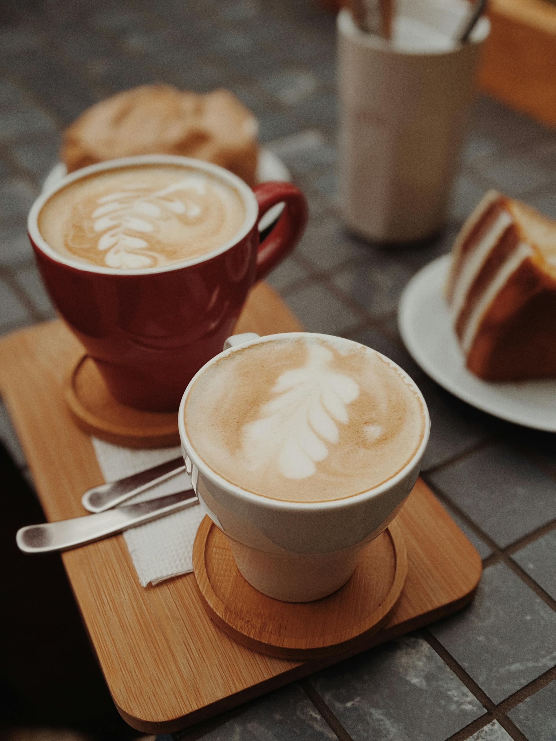 Deux tasses de café marron sur un plateau marron | Source : Pexels