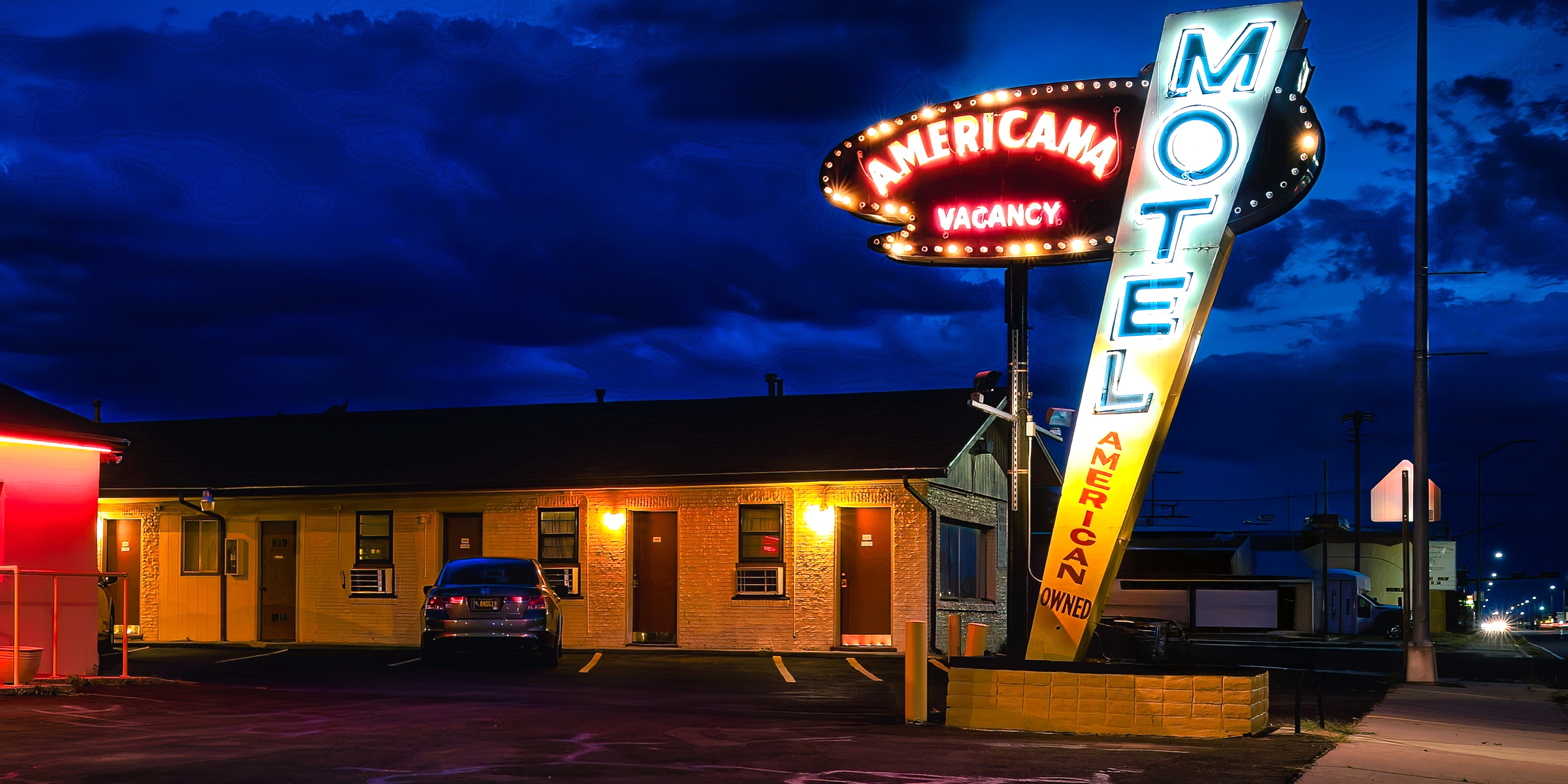 Un motel avec une enseigne au néon | Source : Shutterstock