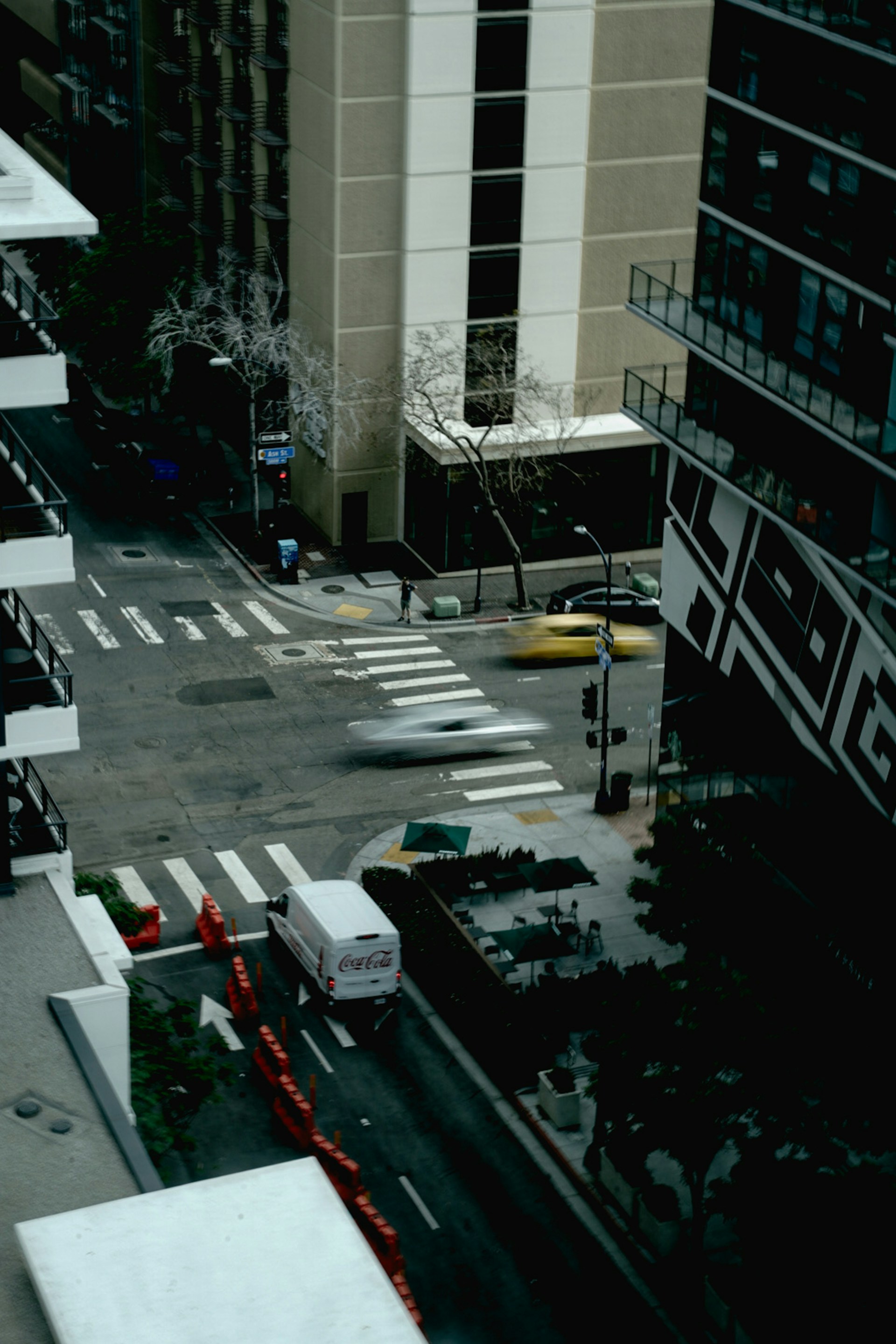 Vue aérienne de véhicules en excès de vitesse dans une rue | Source : Unsplash