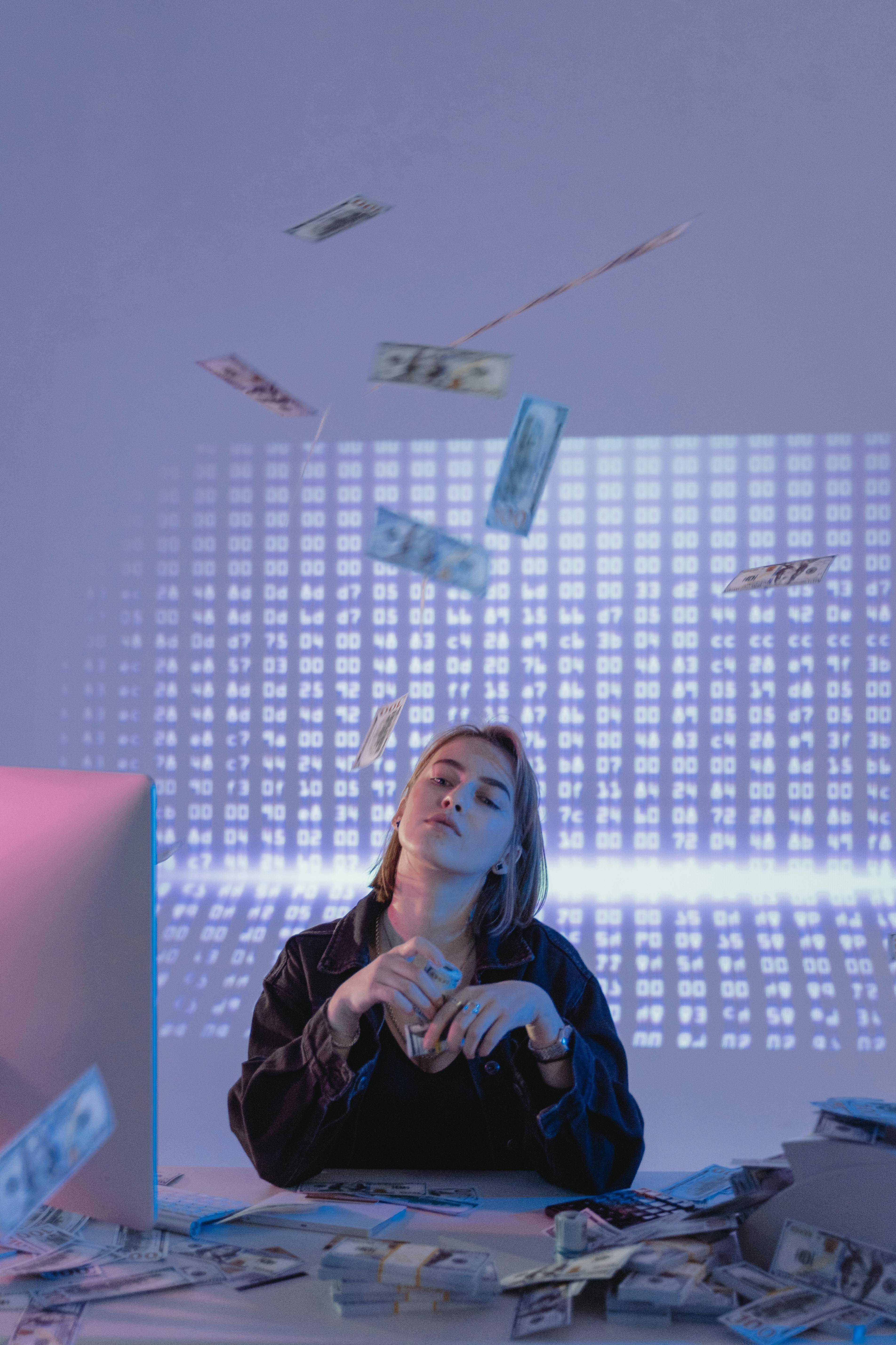 Une femme jetant de l'argent autour d'elle | Source : Pexels