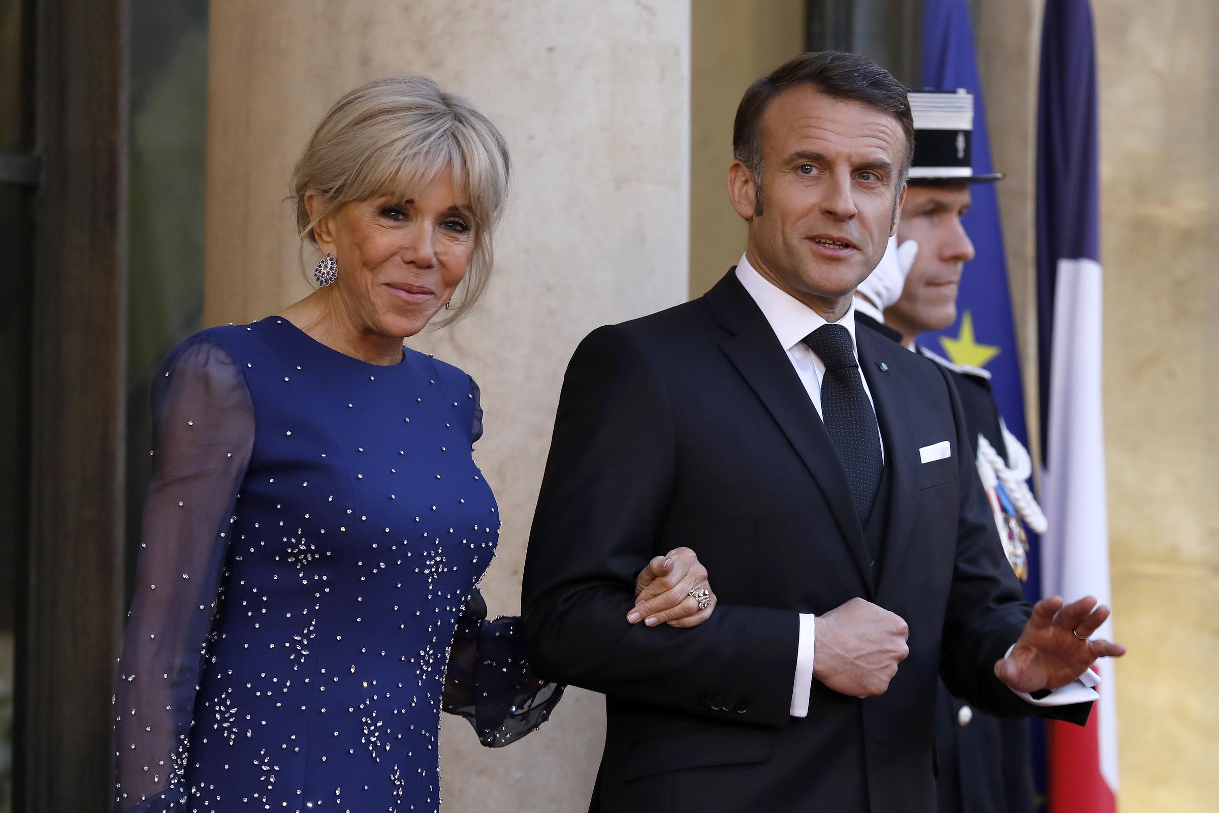 Brigitte et Emmanuel Macron attendant de saluer le roi Frederik X du Danemark et la reine Mary du Danemark au palais présidentiel de l'Élysée dans le cadre de la visite d'État de leurs majestés, le 31 mars 2025, à Paris, en France. | Source : Getty Images
