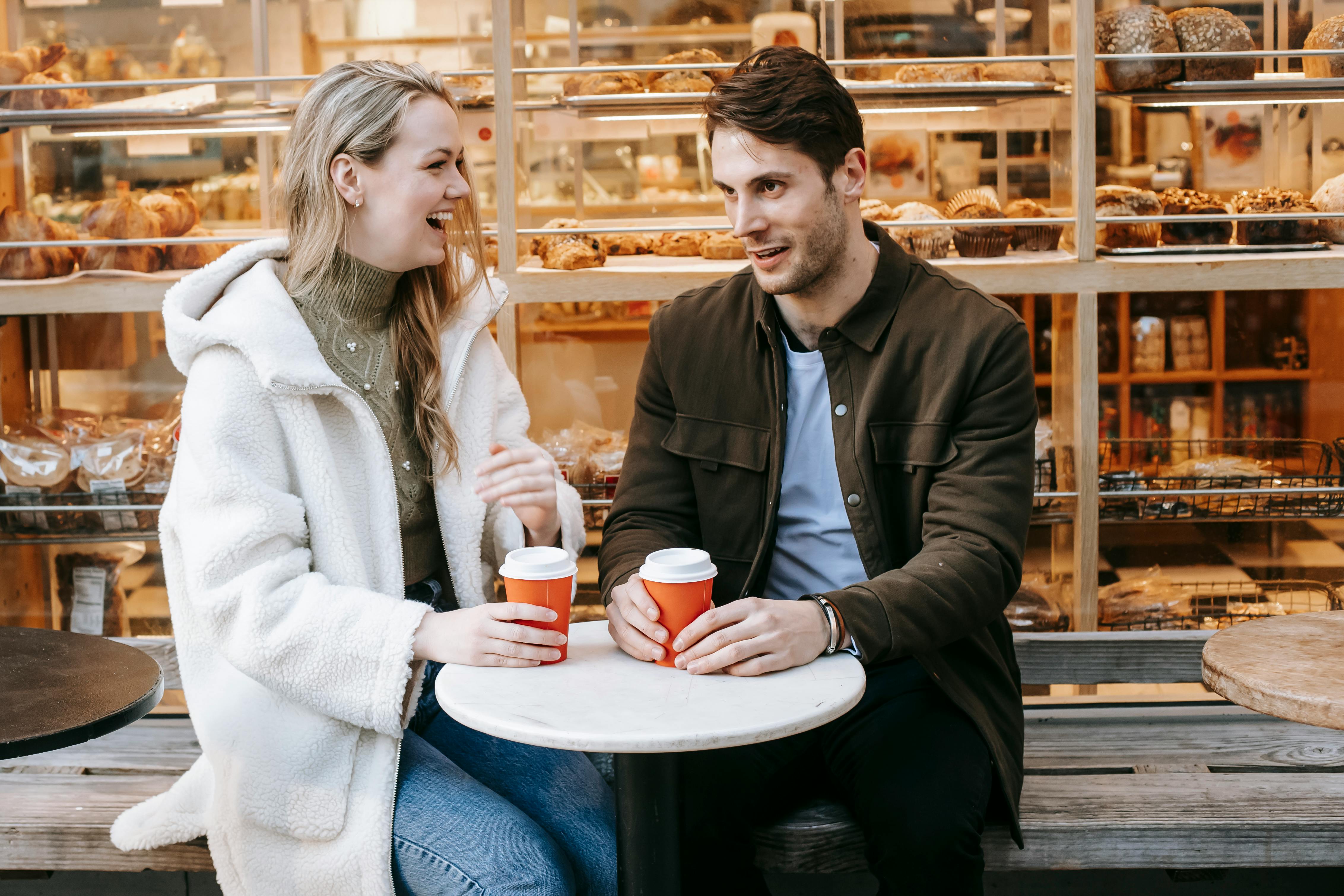 Un couple heureux prenant un café | Source : Pexels