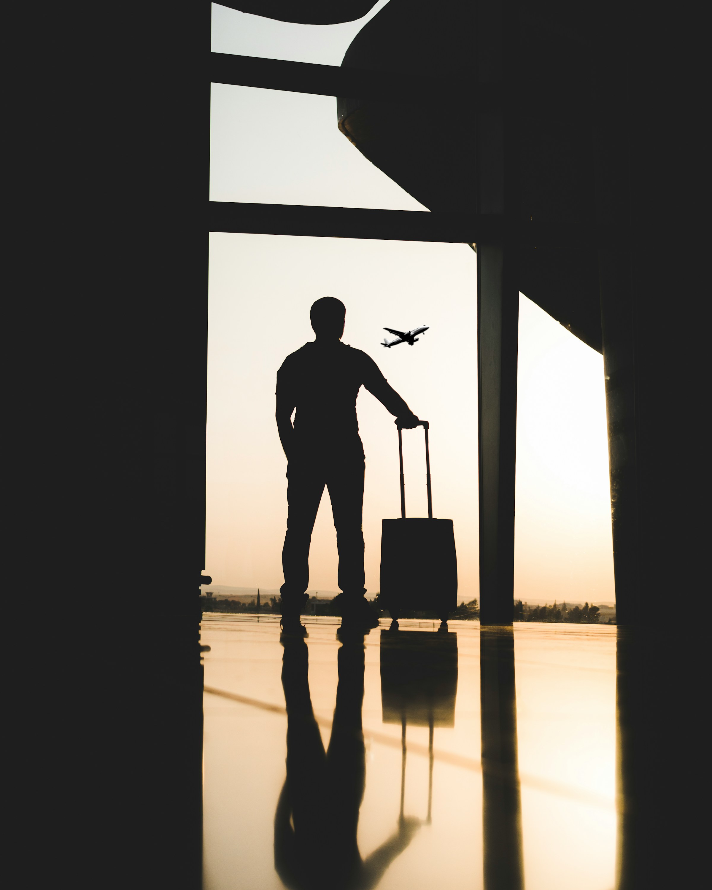 Un homme avec une valise dans un aéroport | Source : Unsplash