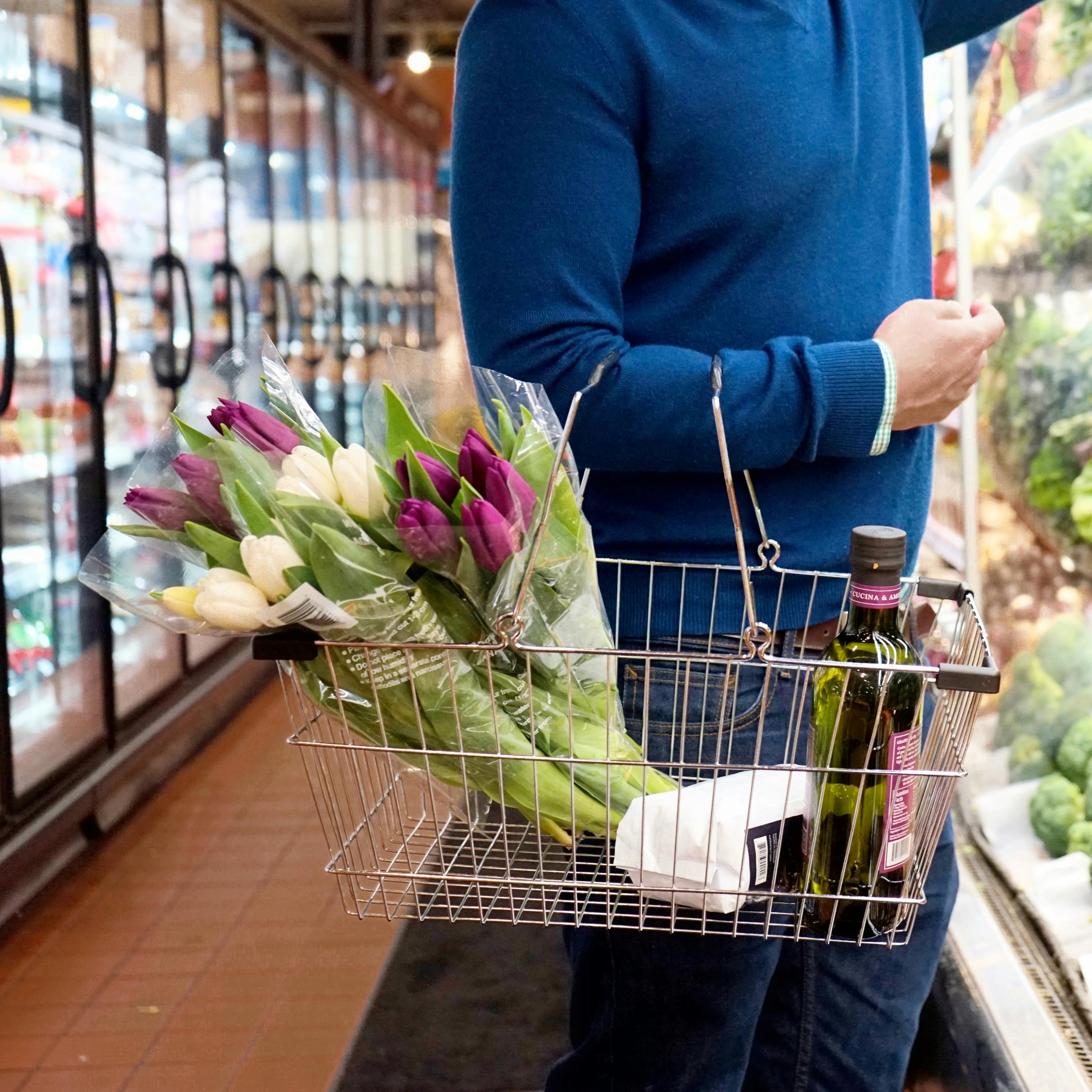Un homme tenant un panier dans une épicerie | Source : Pexels