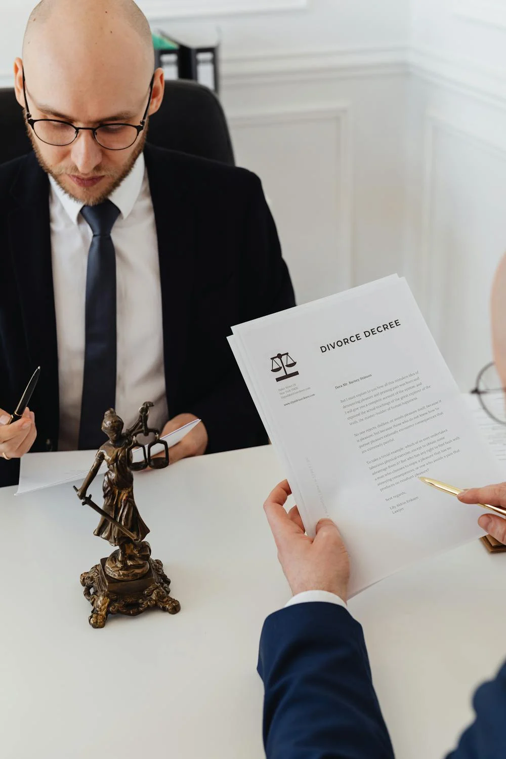 Signature des papiers de divorce | Source : Pexels