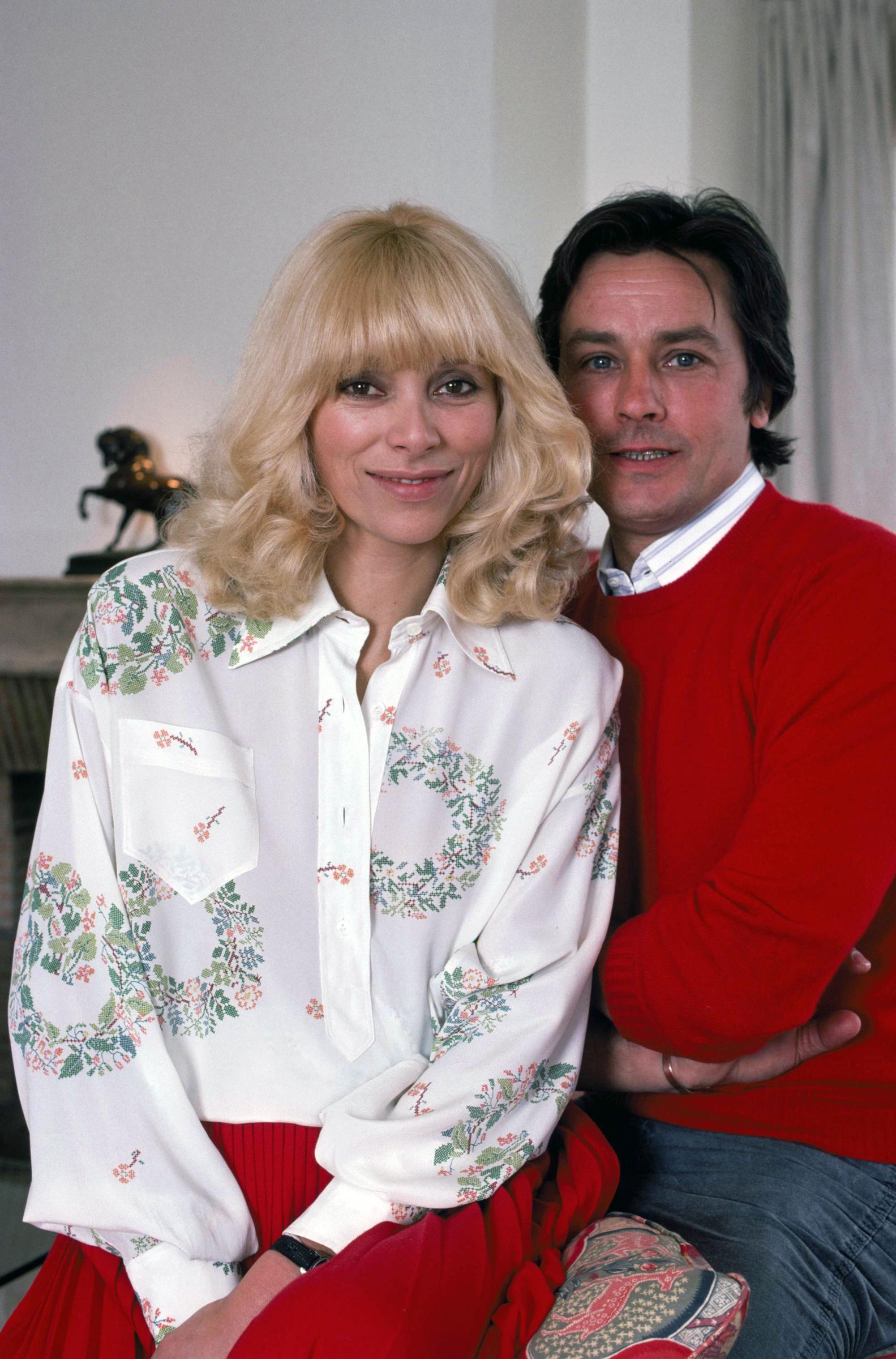 Mireille Darc et Alain Delon chez eux à Paris, France, le 22 mars 1978. | Source : Getty Images