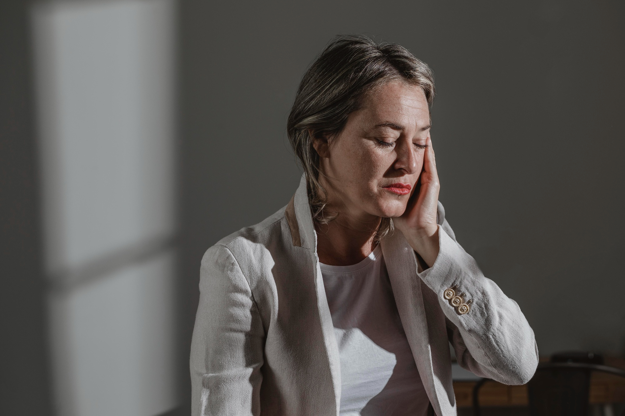 Une femme à l'air stressée | Source : Freepik