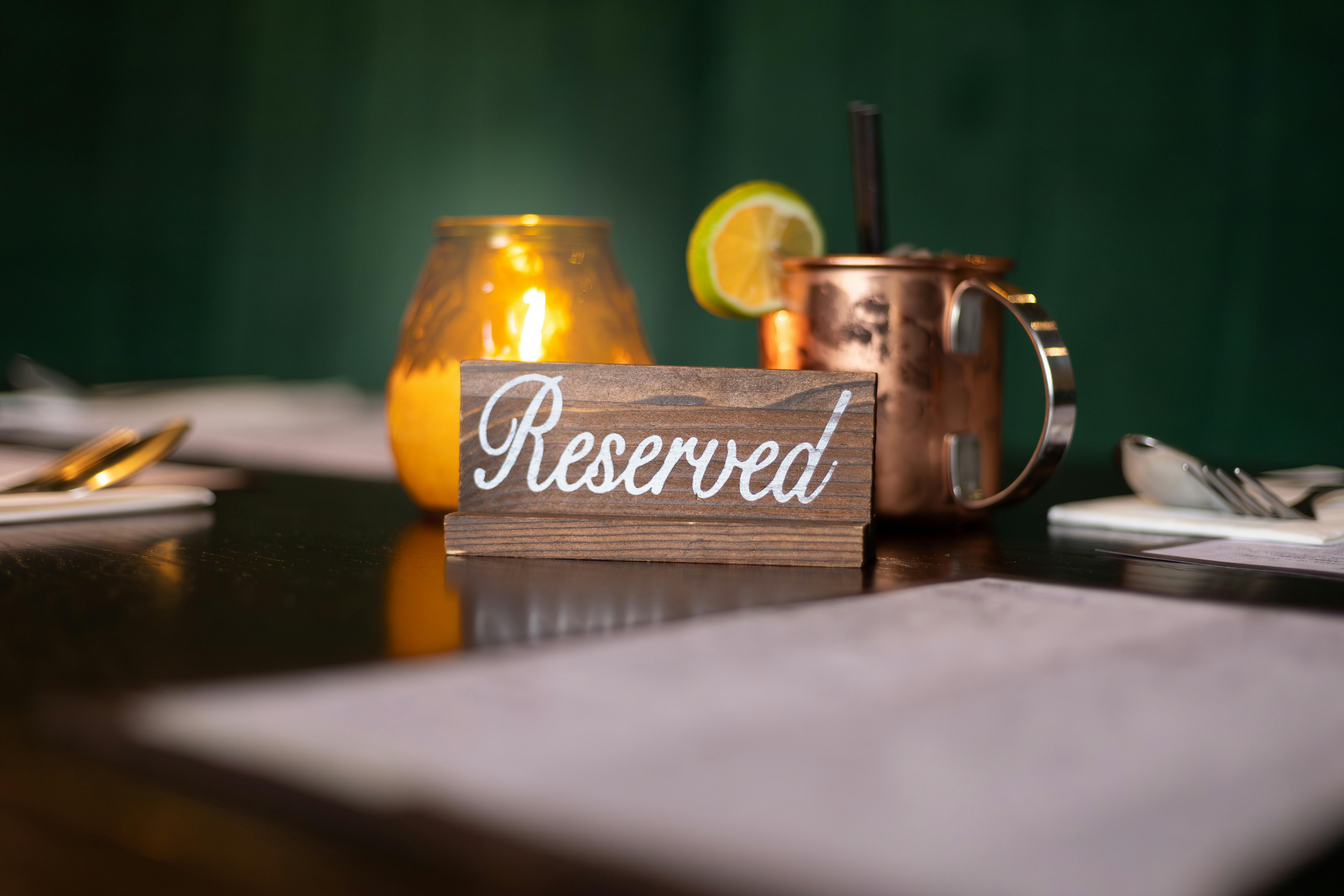 Table de restaurant réservée | Source : Pexels