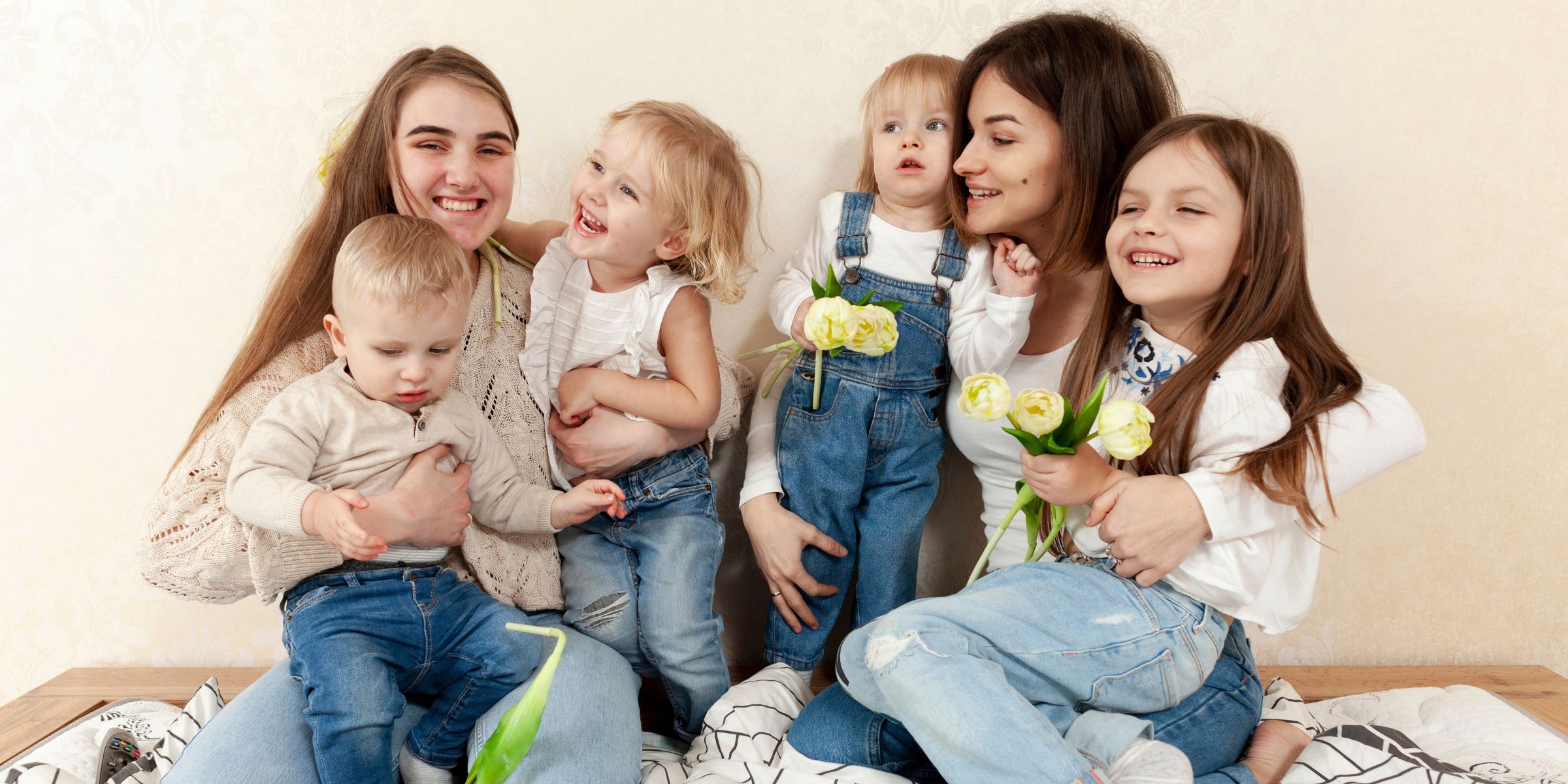 Une grande famille heureuse qui pose ensemble | Source : Magnific