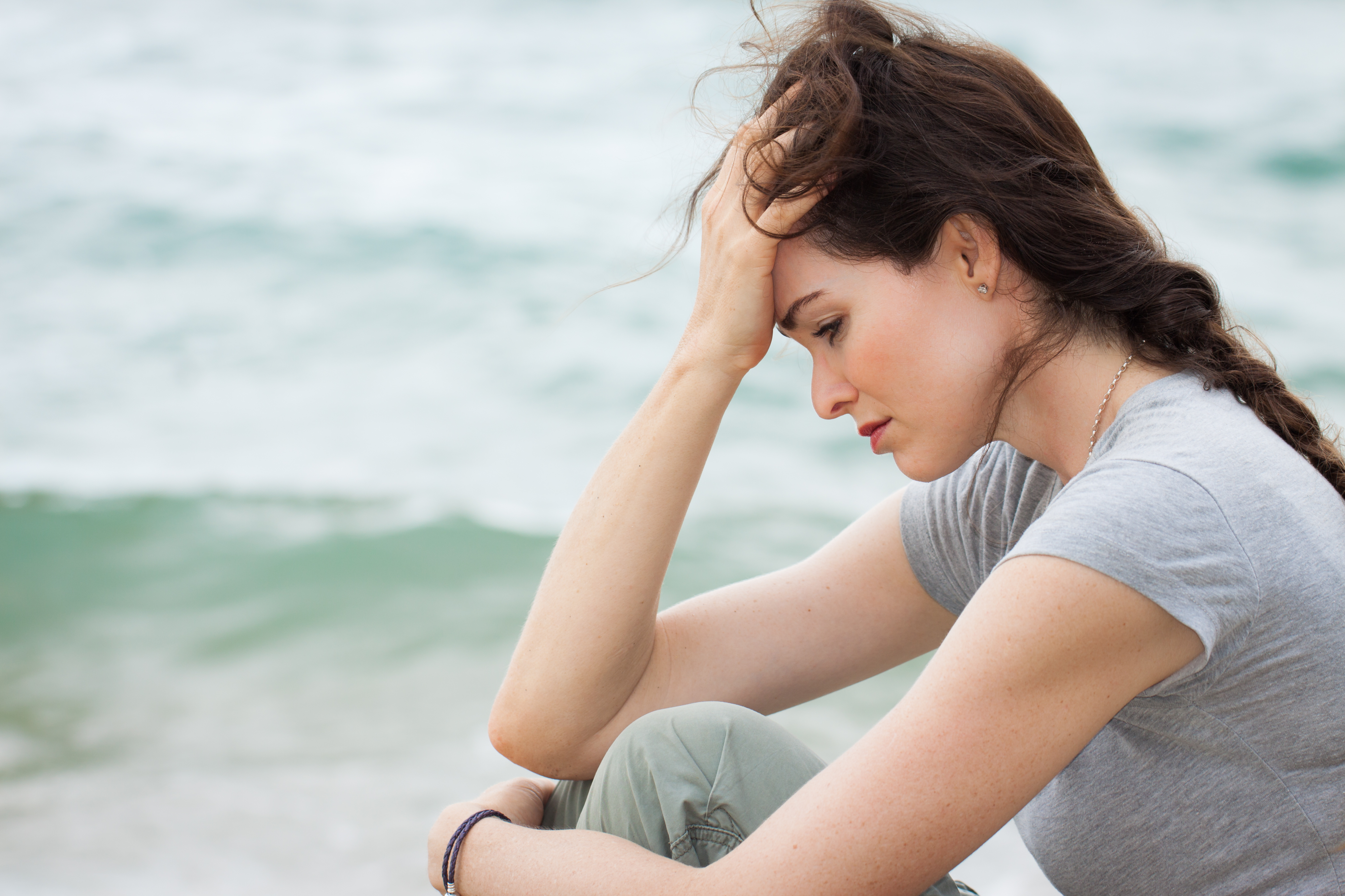 Une femme déprimée perdue dans ses pensées | Source : Shutterstock