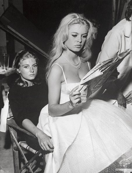 La star française Brigitte Bardot se détend sur les genoux de sa sœur Mikanou. | Photo : Getty Images
