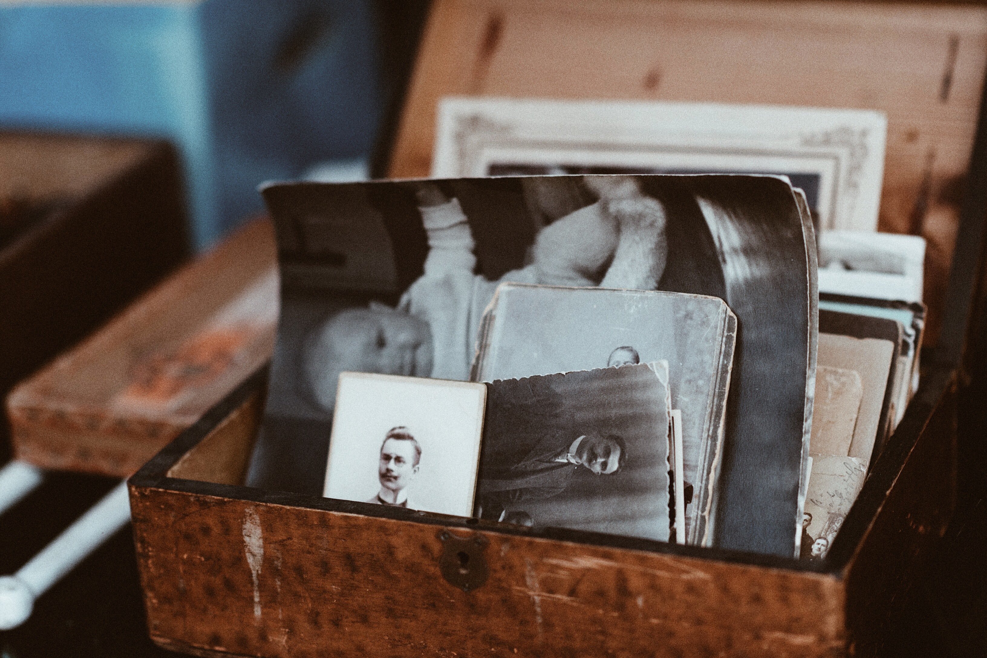 Une valise de vieux documents de bébé | Photo : Pexels