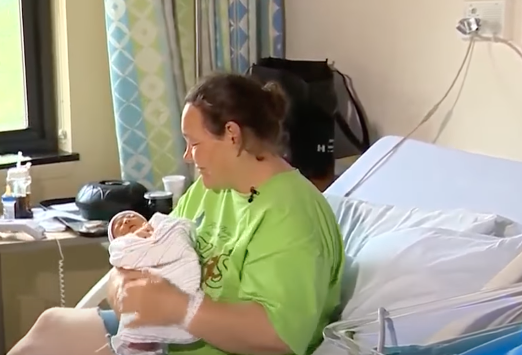 Christine Harvey et sa petite fille, Miracle Joy. | Source : youtube.com/WCVB Channel 5 Boston