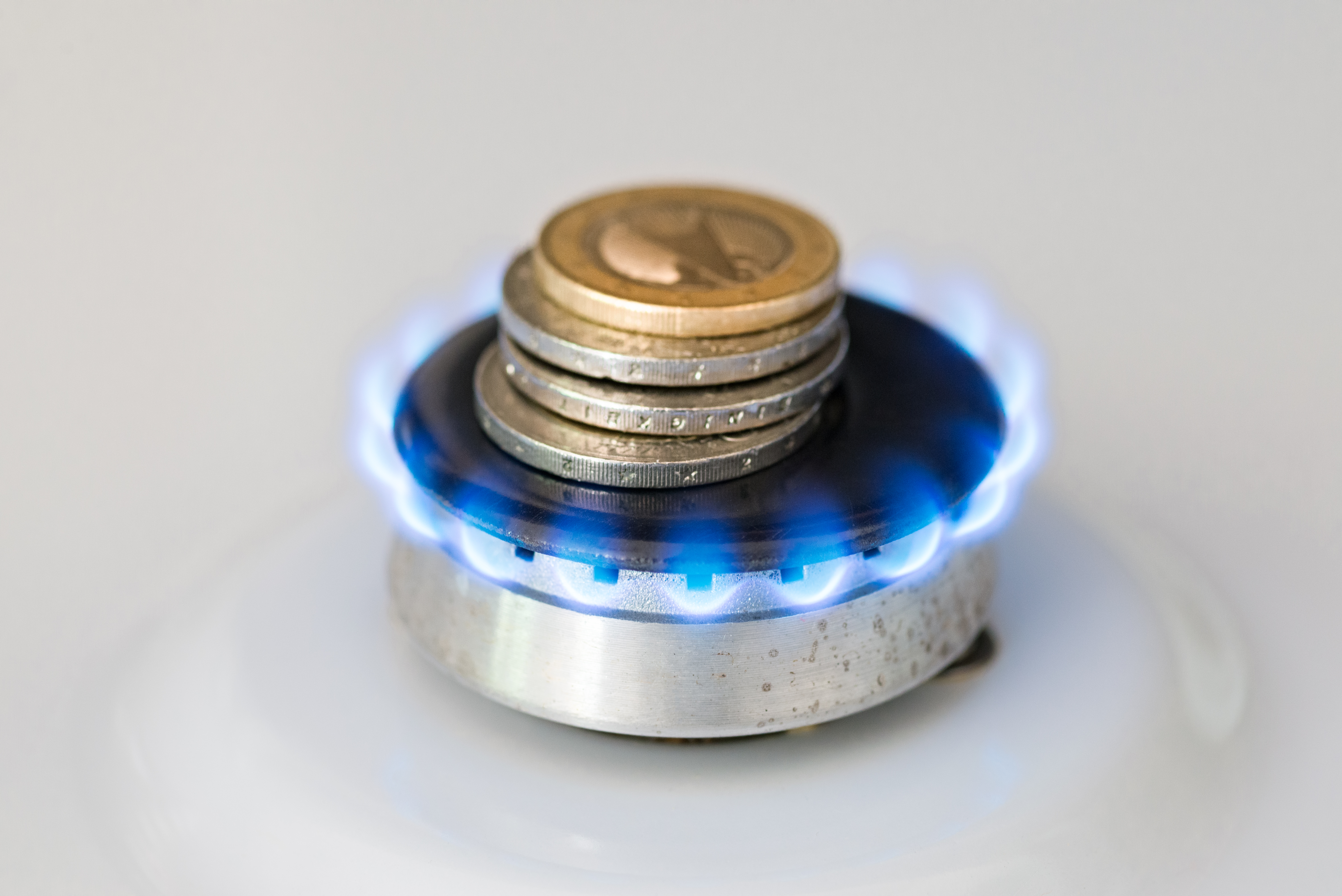 Un brûleur à gaz sur lequel sont empilées des pièces de monnaie | Source : Getty Images