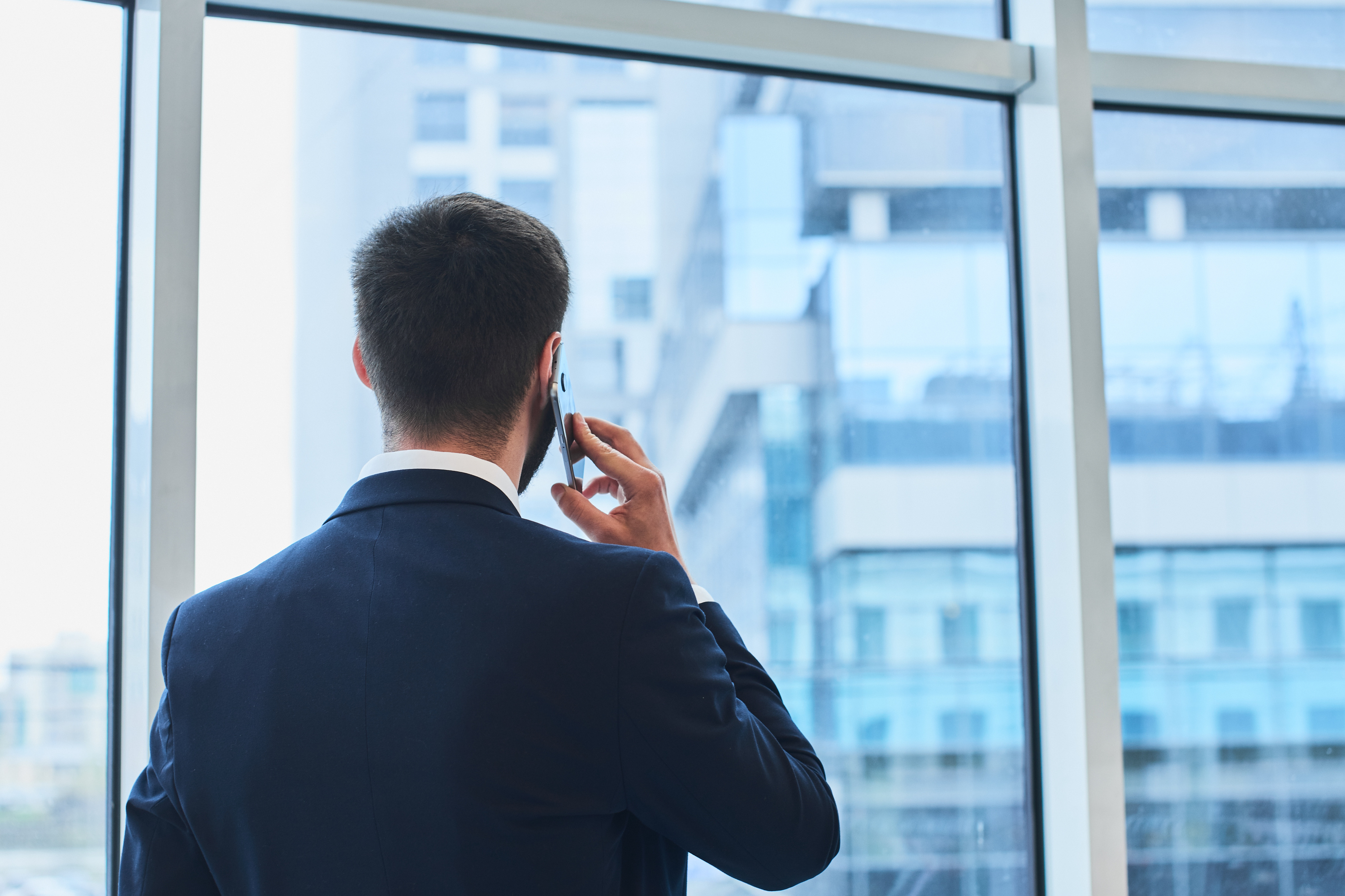 Un homme dans un bureau qui parle au téléphone | Source : Shutterstock