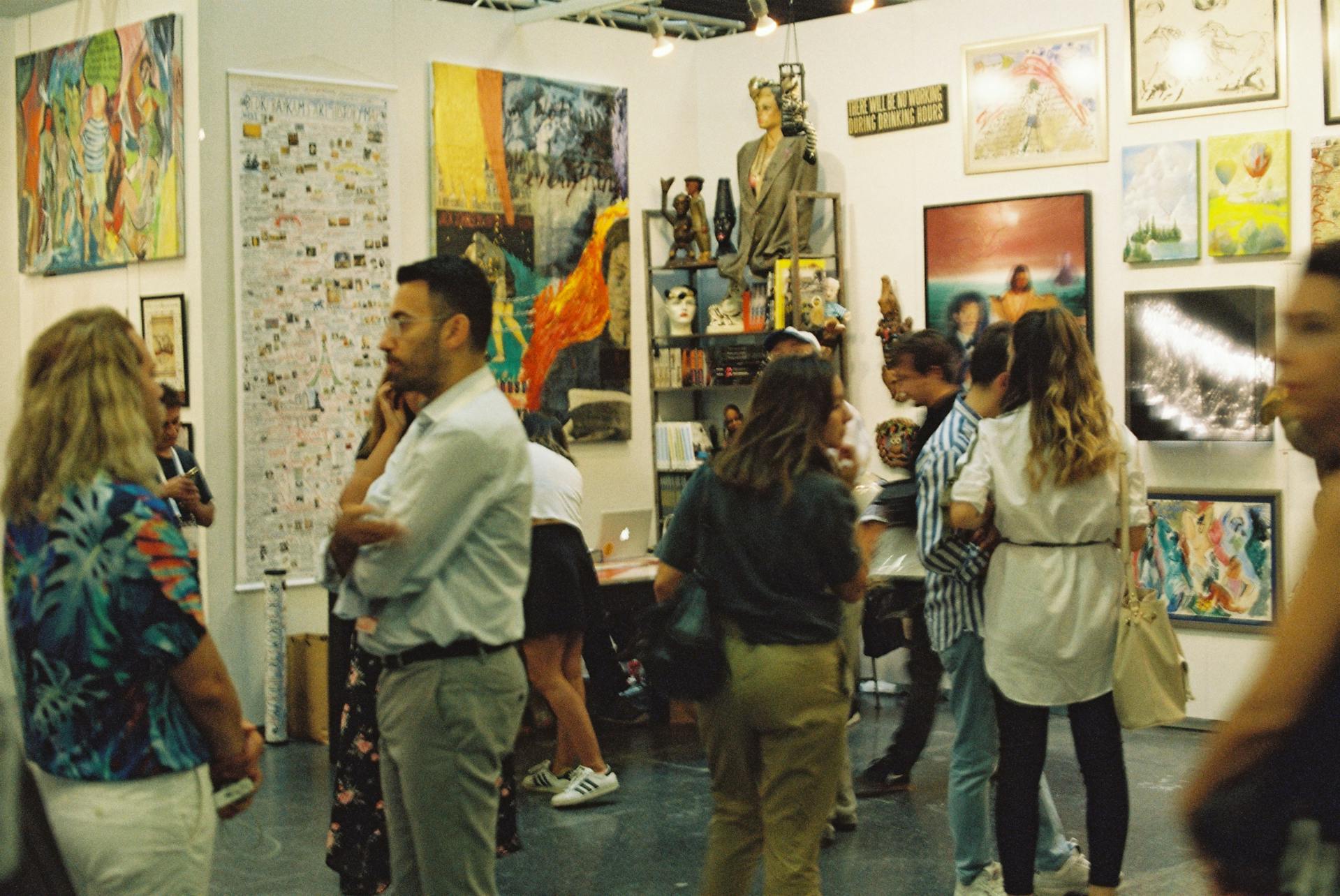 Des gens dans une galerie d'art | Source : Pexels