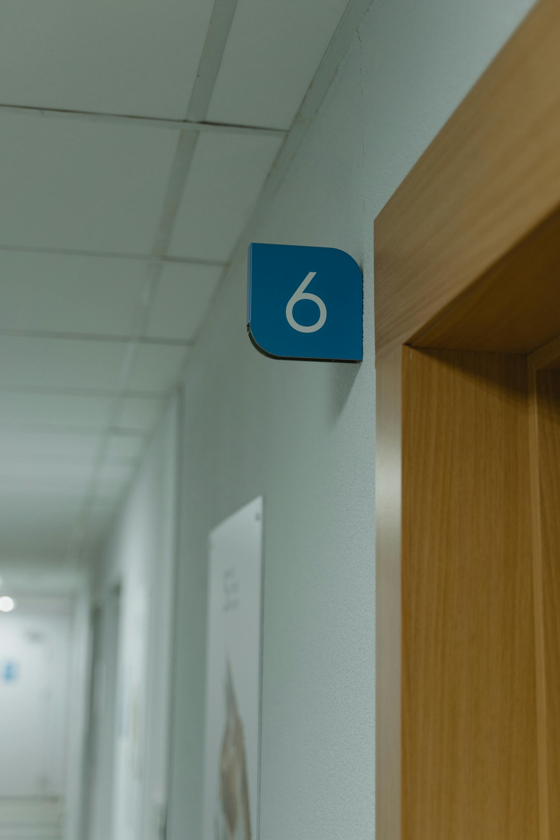 Gros plan sur un cadre de porte dans un hôpital | Source : Pexels