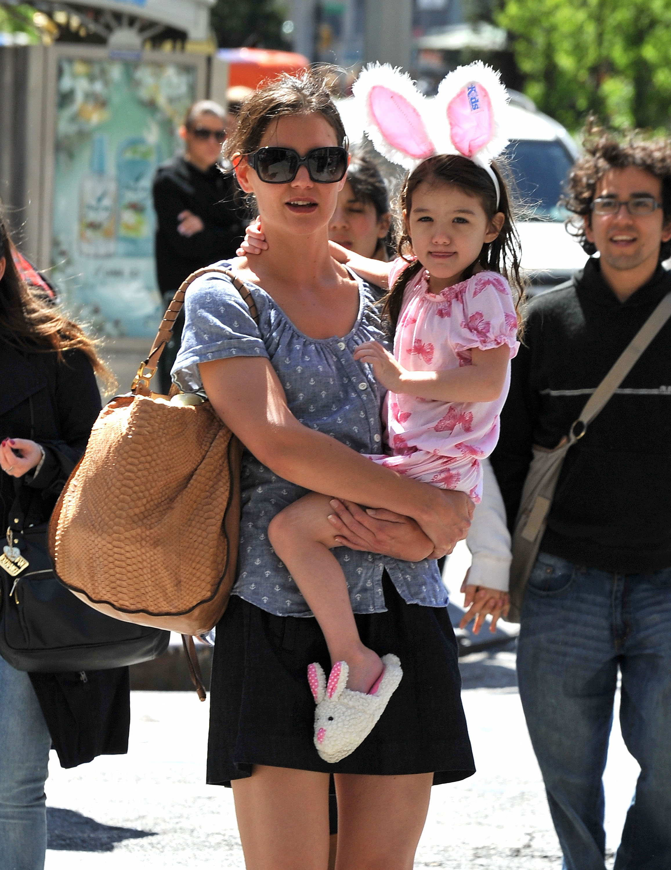 Katie Holmes et Suri Cruise se promènent sur Union Square le 10 avril 2010 à New York. | Source : Getty Images