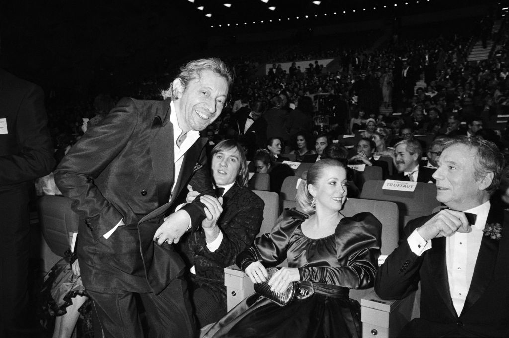 De gauche à droite, le chanteur français Serge Gainsbourg, l'acteur français Gérard Depardieu, l'actrice française Catherine Deneuve et l'acteur français Yves Montand posent lors de la 6e cérémonie de la Nuit des César, à Paris, le 31 janvier 1981. | Source : Getty Images