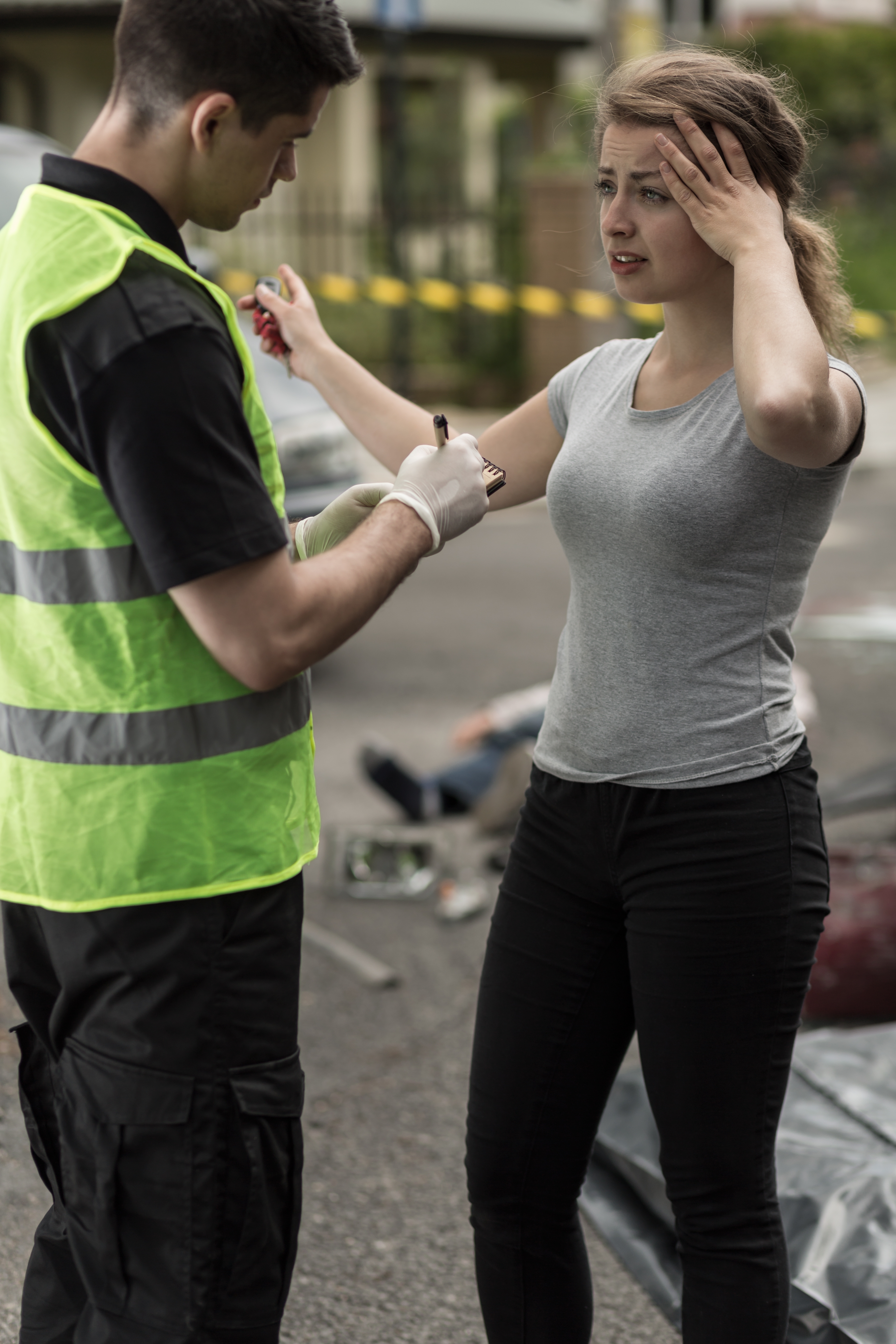 Une femme fait une déclaration à un officier de police. | Source : Shutterstock