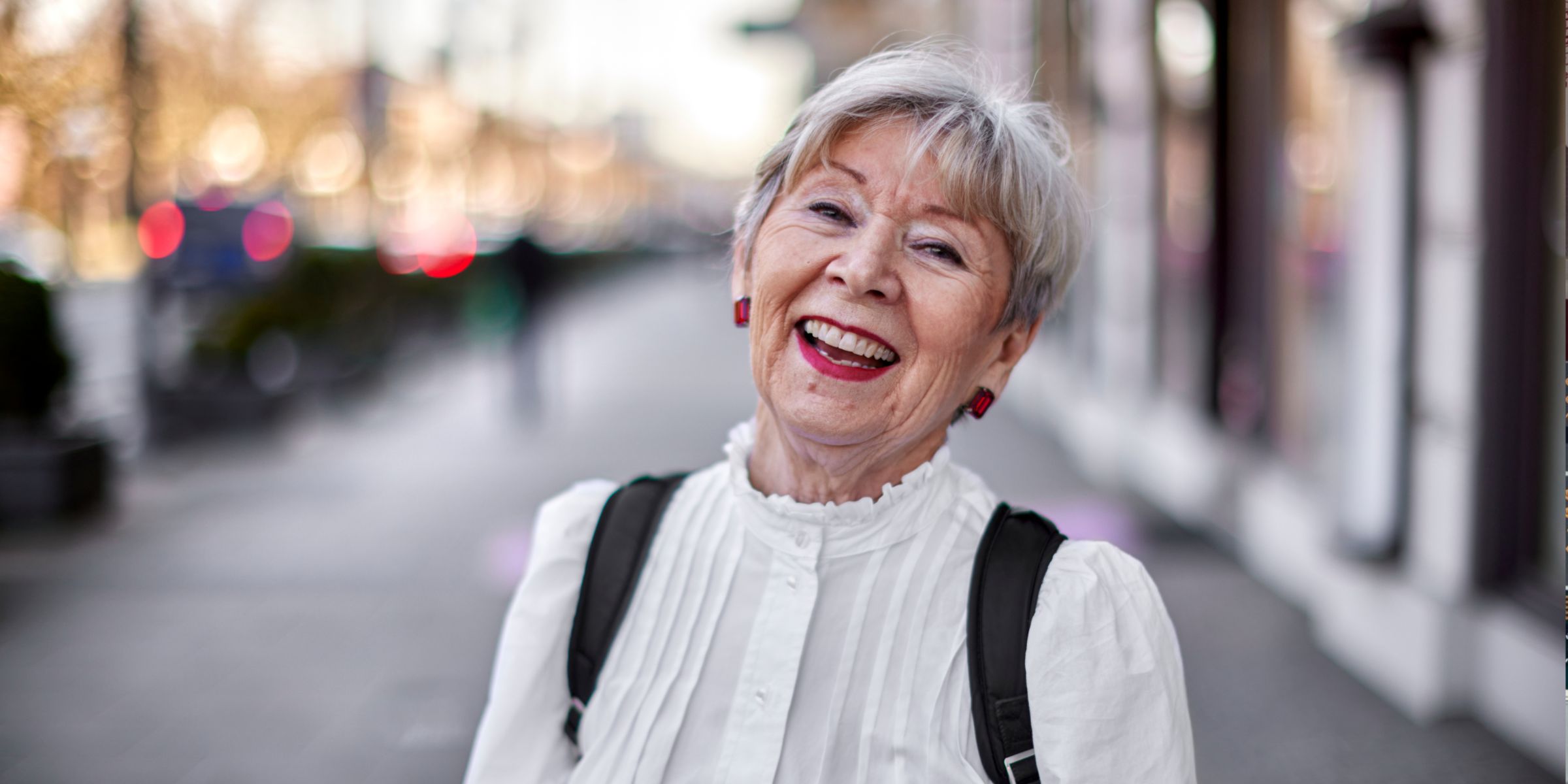 Une femme âgée qui a l'air heureuse en ville | Source : Getty Images